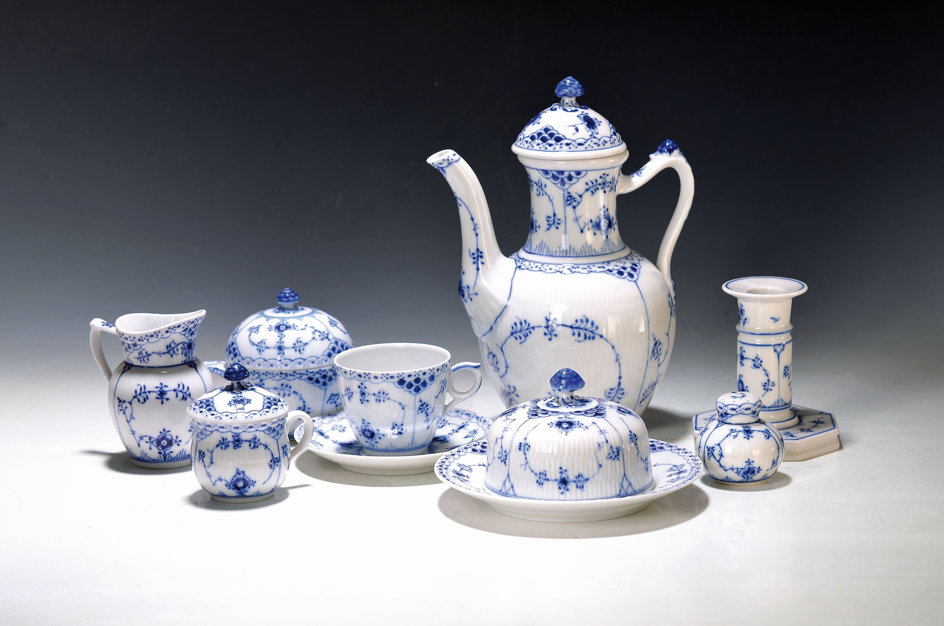 Kaffeeservice, Royal Copenhagen, Musselmalet Halbspitze, für 12 Personen, 11 Kaffeetassen mit 12 Untertassen, 12 Dessertteller, Kaffeekanne, ...