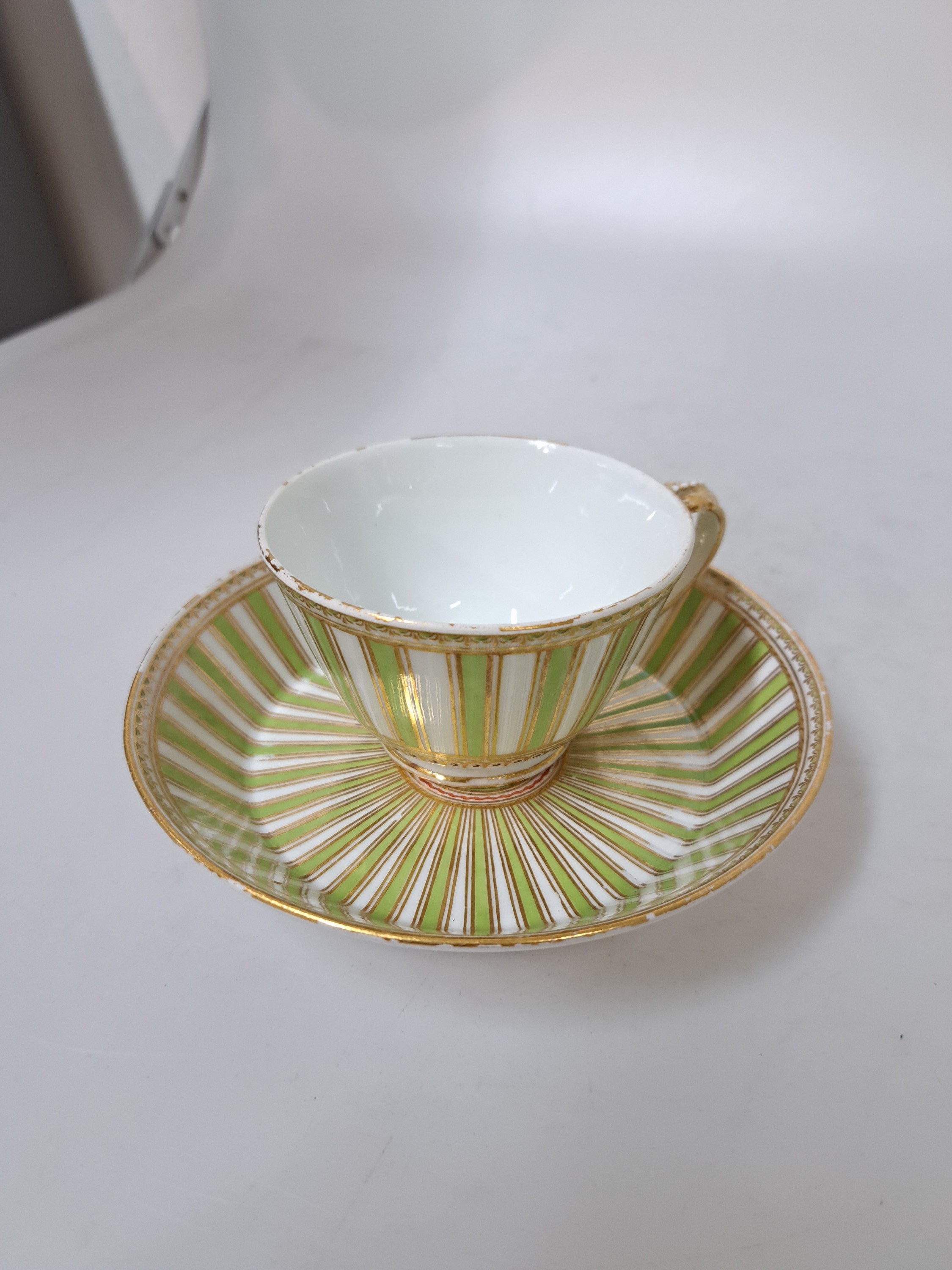 Detail a: Tasse mit Untertasse, Meissen, klassizistisch , Marcolinizeit, um 1810, Porzellan, grüner Streifendekor, Goldstaffage, altersbed. berieben, H. ca. 5 ...