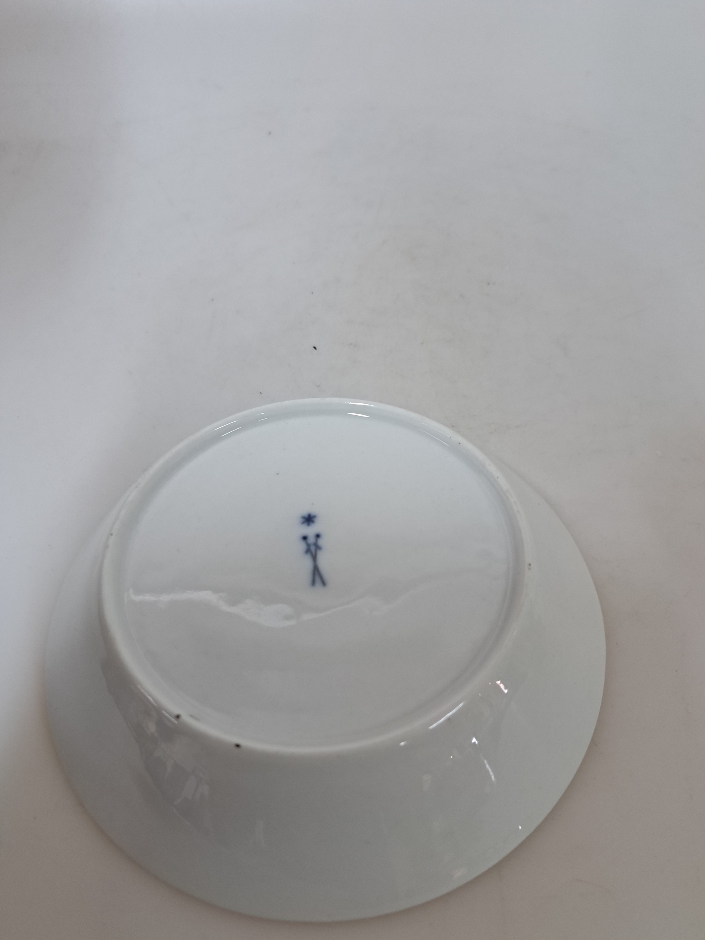 Detail c: Tasse mit Untertasse, Meissen, klassizistisch , Marcolinizeit, um 1810, Porzellan, grüner Streifendekor, Goldstaffage, altersbed. berieben, H. ca. 5 ...