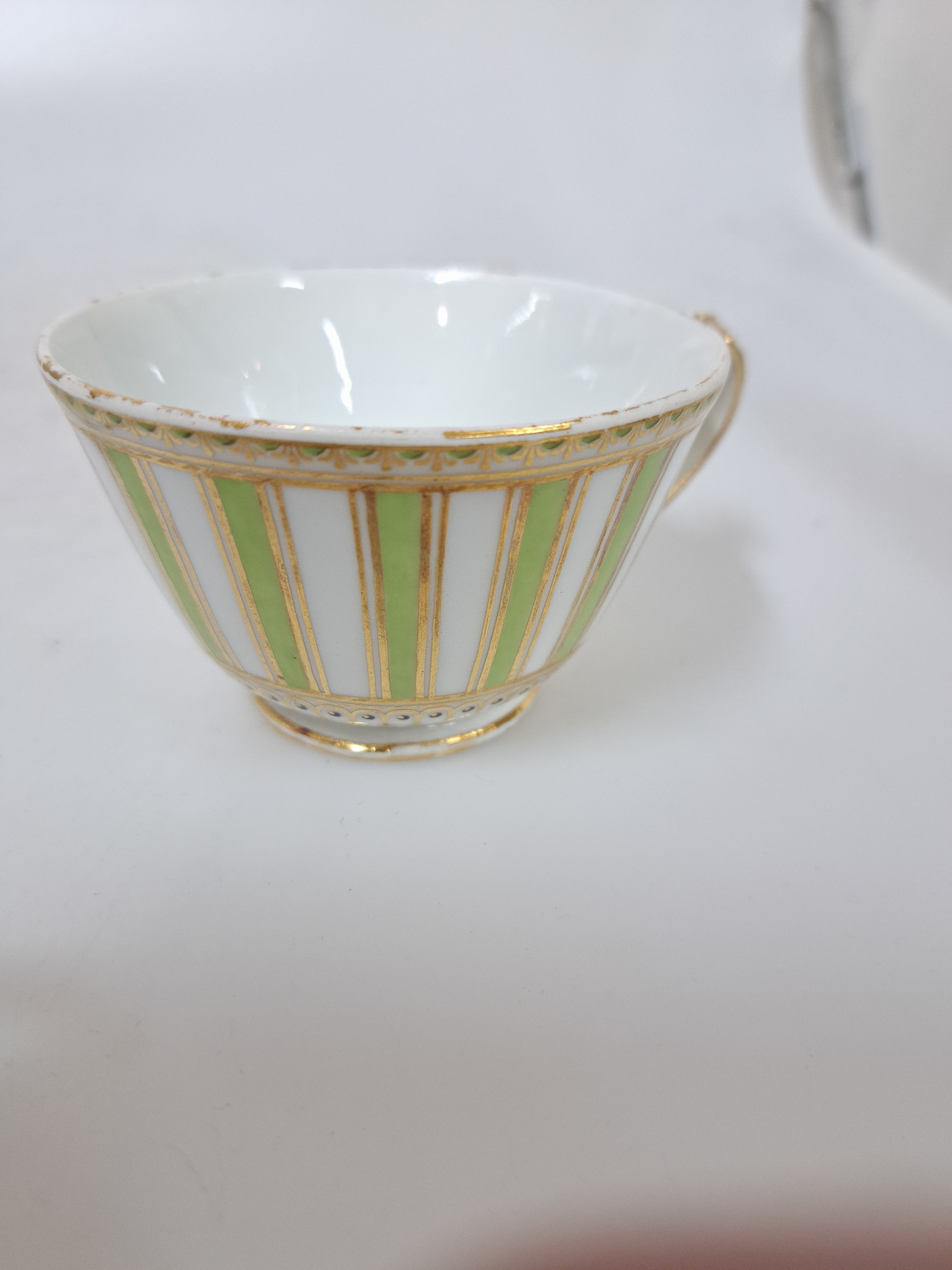 Detail d: Tasse mit Untertasse, Meissen, klassizistisch , Marcolinizeit, um 1810, Porzellan, grüner Streifendekor, Goldstaffage, altersbed. berieben, H. ca. 5 ...