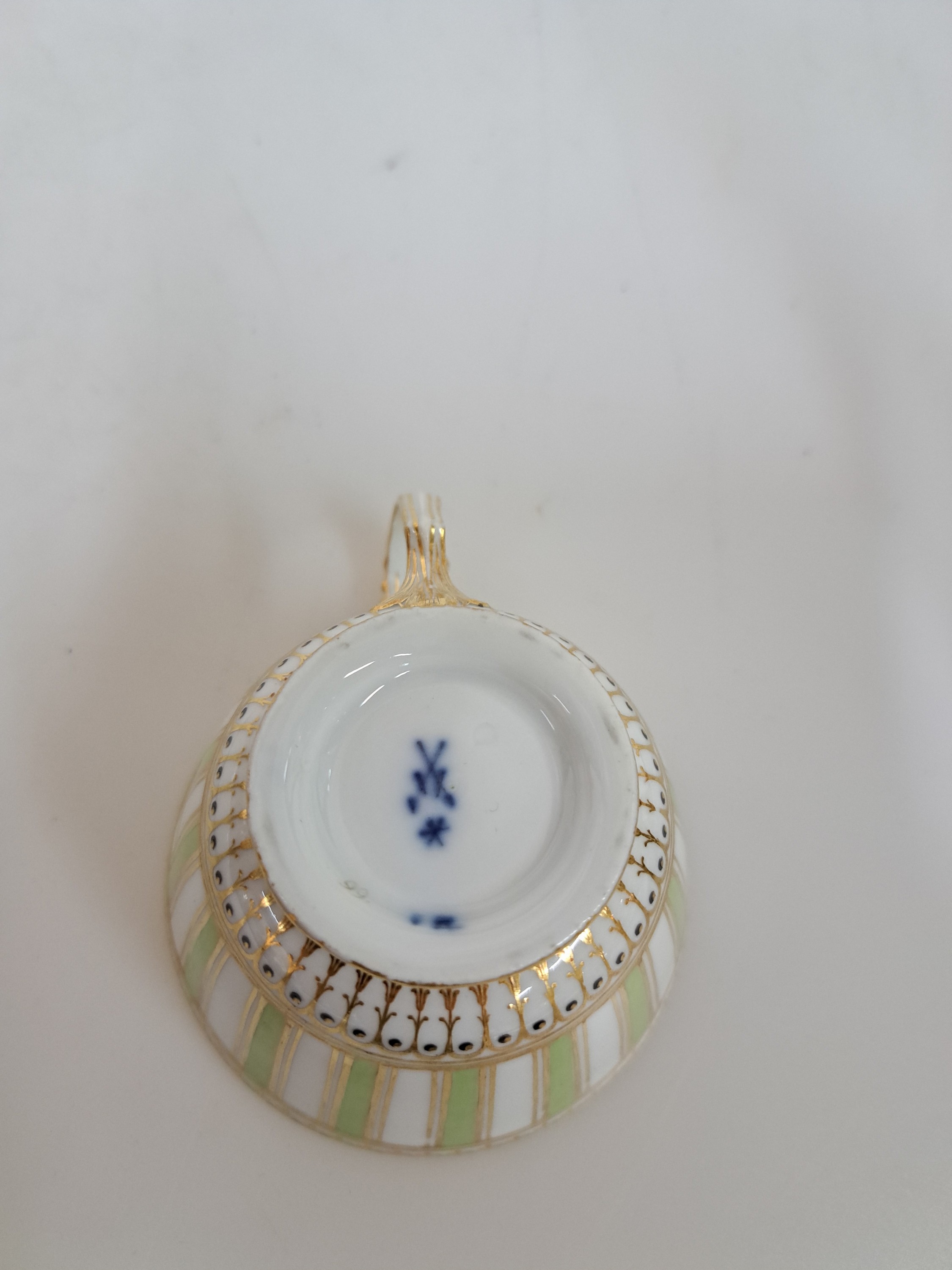 Detail e: Tasse mit Untertasse, Meissen, klassizistisch , Marcolinizeit, um 1810, Porzellan, grüner Streifendekor, Goldstaffage, altersbed. berieben, H. ca. 5 ...