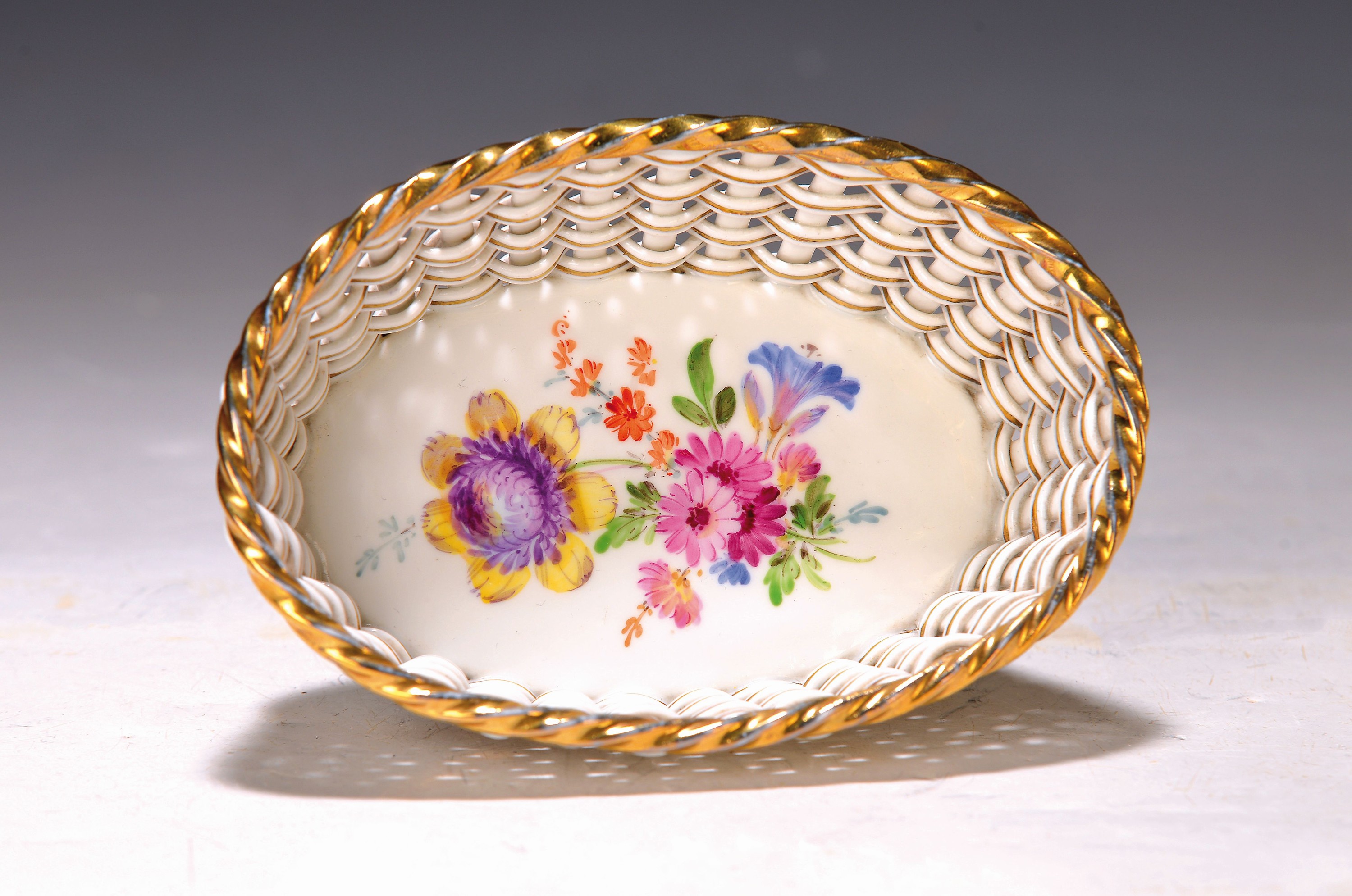 Korbschälchen, Meissen, um 1880/90, Porzellan, mittig mit Blumenbukett, geflochtener Rand, Goldstaffage, Knaufschwerter, ca. 4 x 13 x 8.5 cm, l. ber.