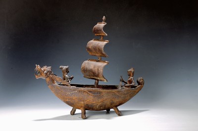 Image Drachenboot mit zwei Personen, Indonesien, auf vier Füssen stehend, 20. Jh., ...