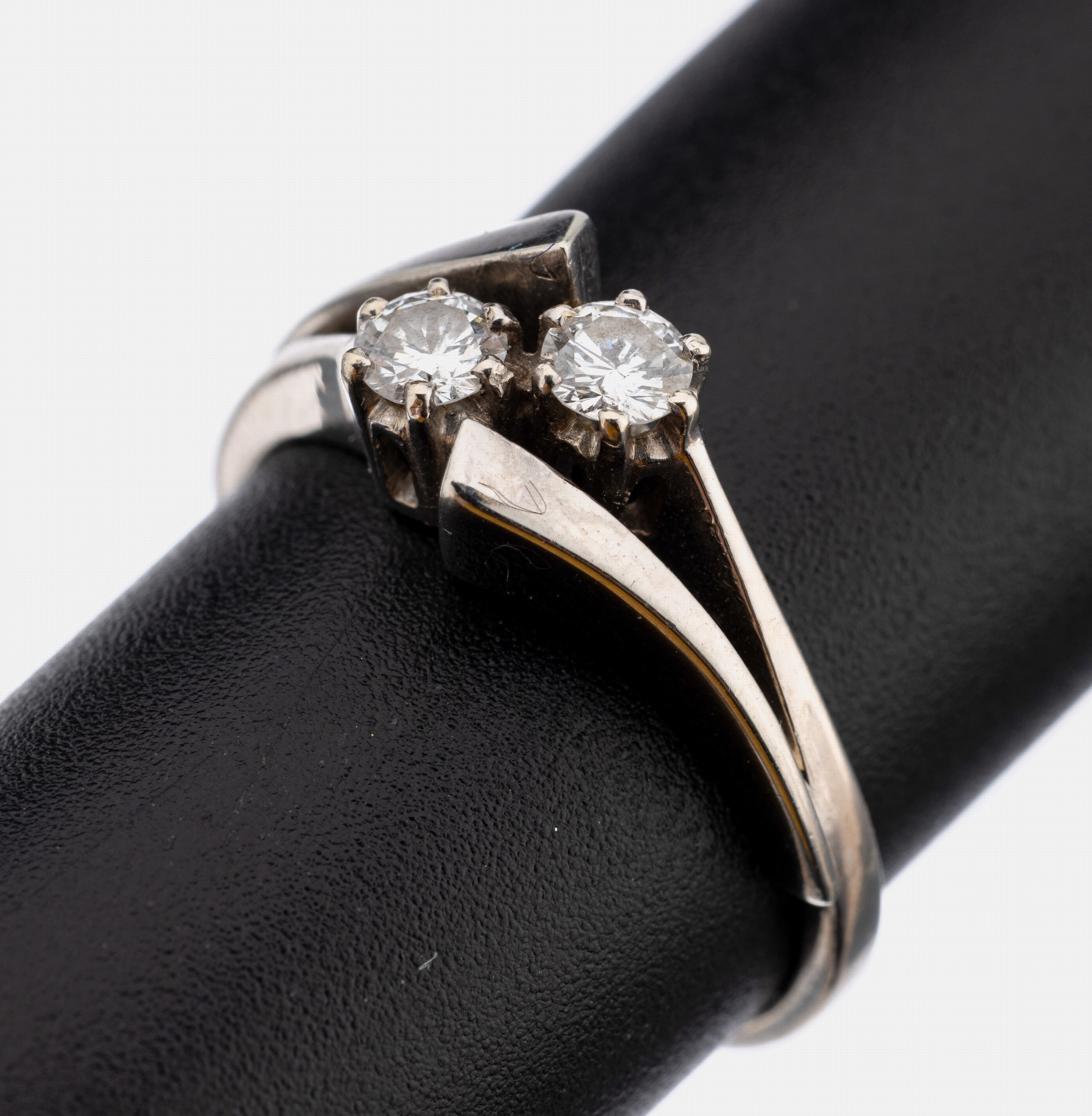 14 kt Gold Brillant-Ring, WG 585/000, Ringkopf asymm., 2 Brillanten zus. ca. 0.30 ctWeiß/si, RW 53, ca. 3.1 g