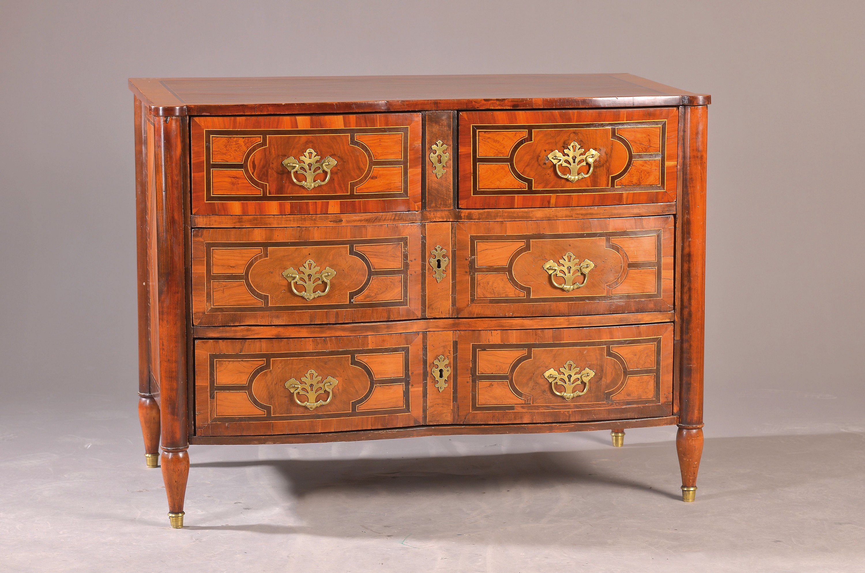 Barock-Kommode, Zürich, um 1740/50,, Nußbaumfurnier, 4 Schubladen, Bandelwerk aufwendig intarsiert in diversen Edelhölzern, Messingbeschläge, ca. ...