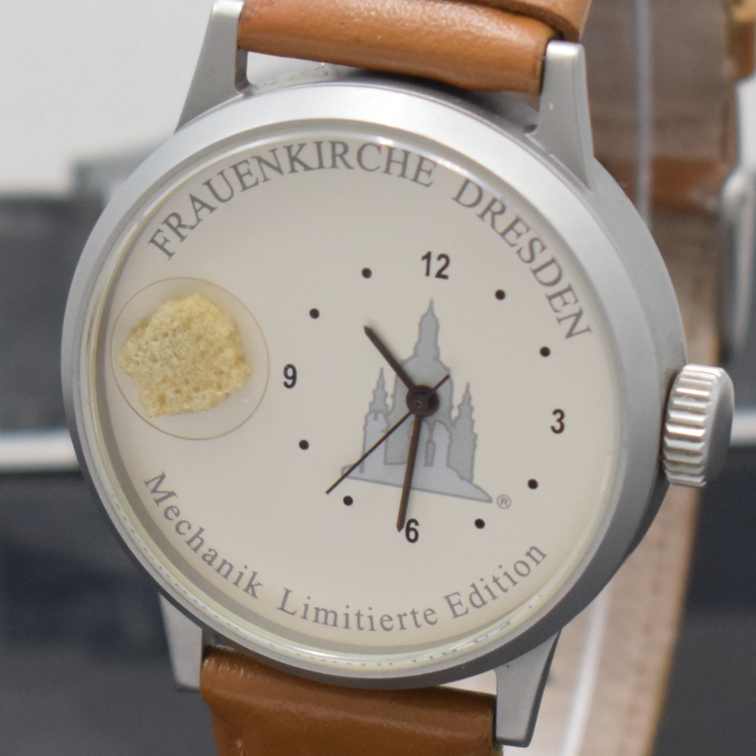 Detail a: LACO seltene, auf 100 Stück limitierte Armbanduhr "Frauenkirche Dresden", Deutschland um 2011, Handaufzug, matt. Edelstahlgeh., Glasrand ...
