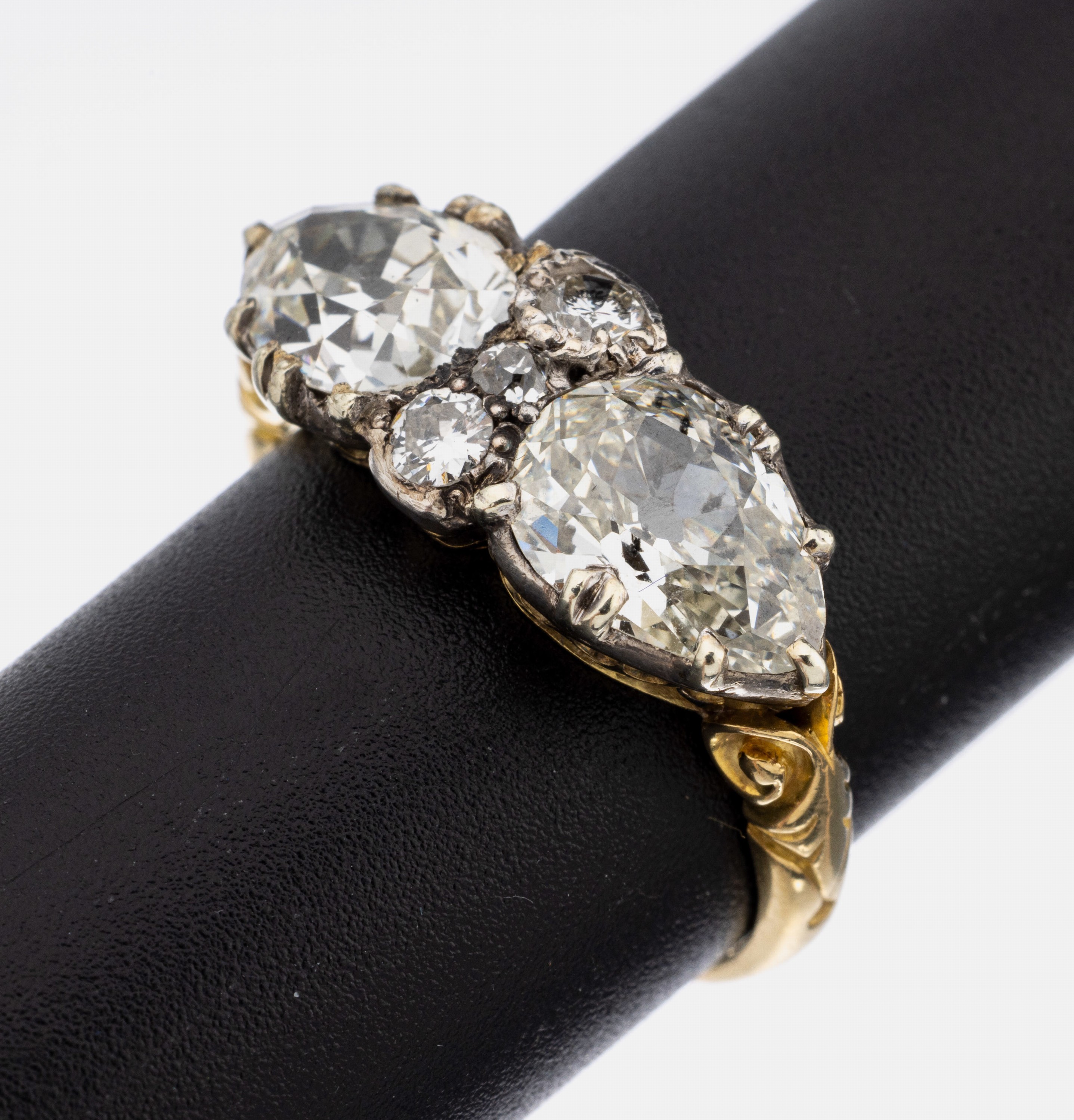 Antiker 18 kt Gold Diamant Ring, wohl England um 1860/70, GG 750/000 und Silber, 2 Diam. -Tropfen zus. ca. 2.40 ct get. Weiß/p, 3 ...
