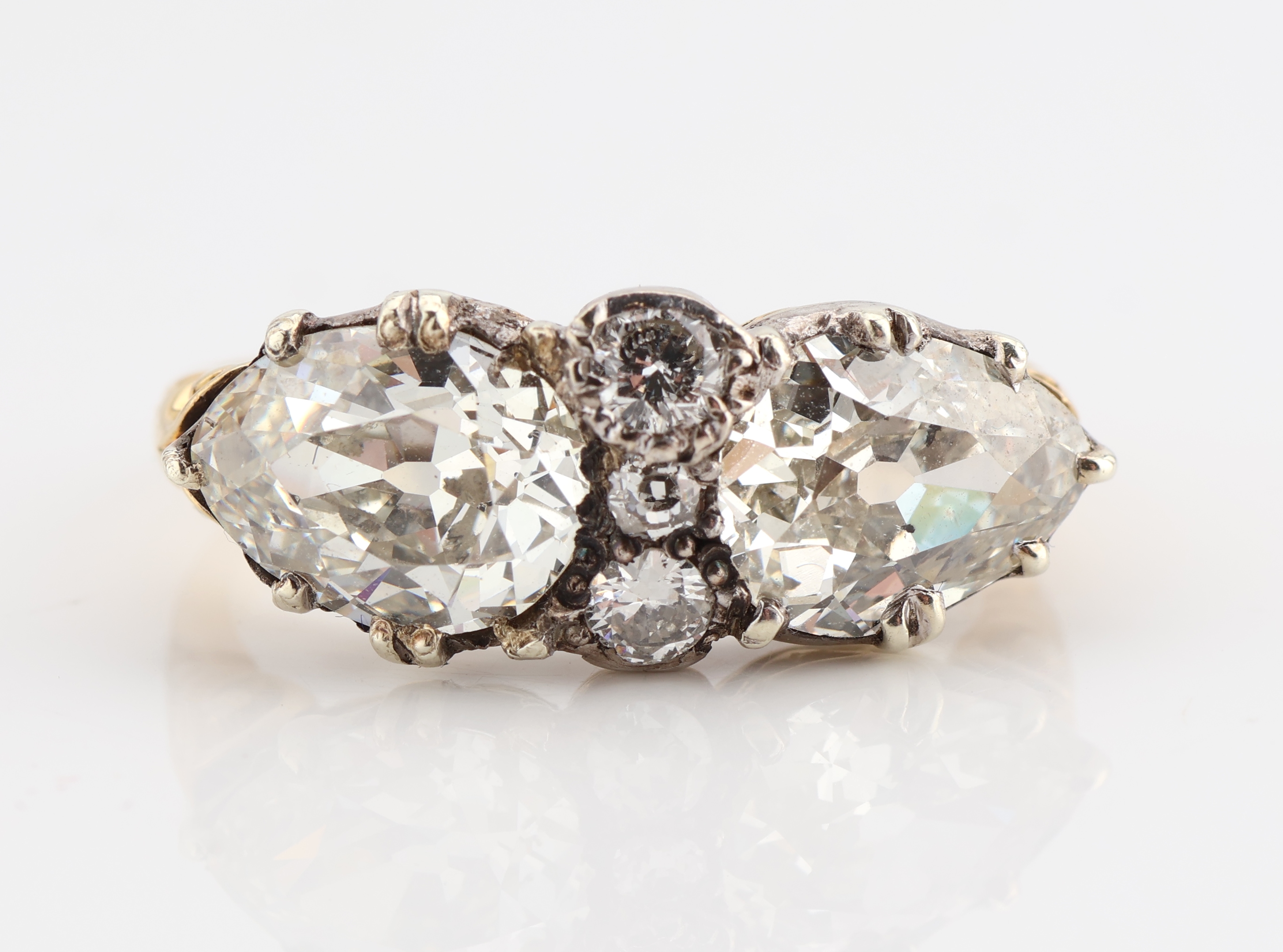 Detail a: Antiker 18 kt Gold Diamant Ring, wohl England um 1860/70, GG 750/000 und Silber, 2 Diam. -Tropfen zus. ca. 2.40 ct get. Weiß/p, 3 ...