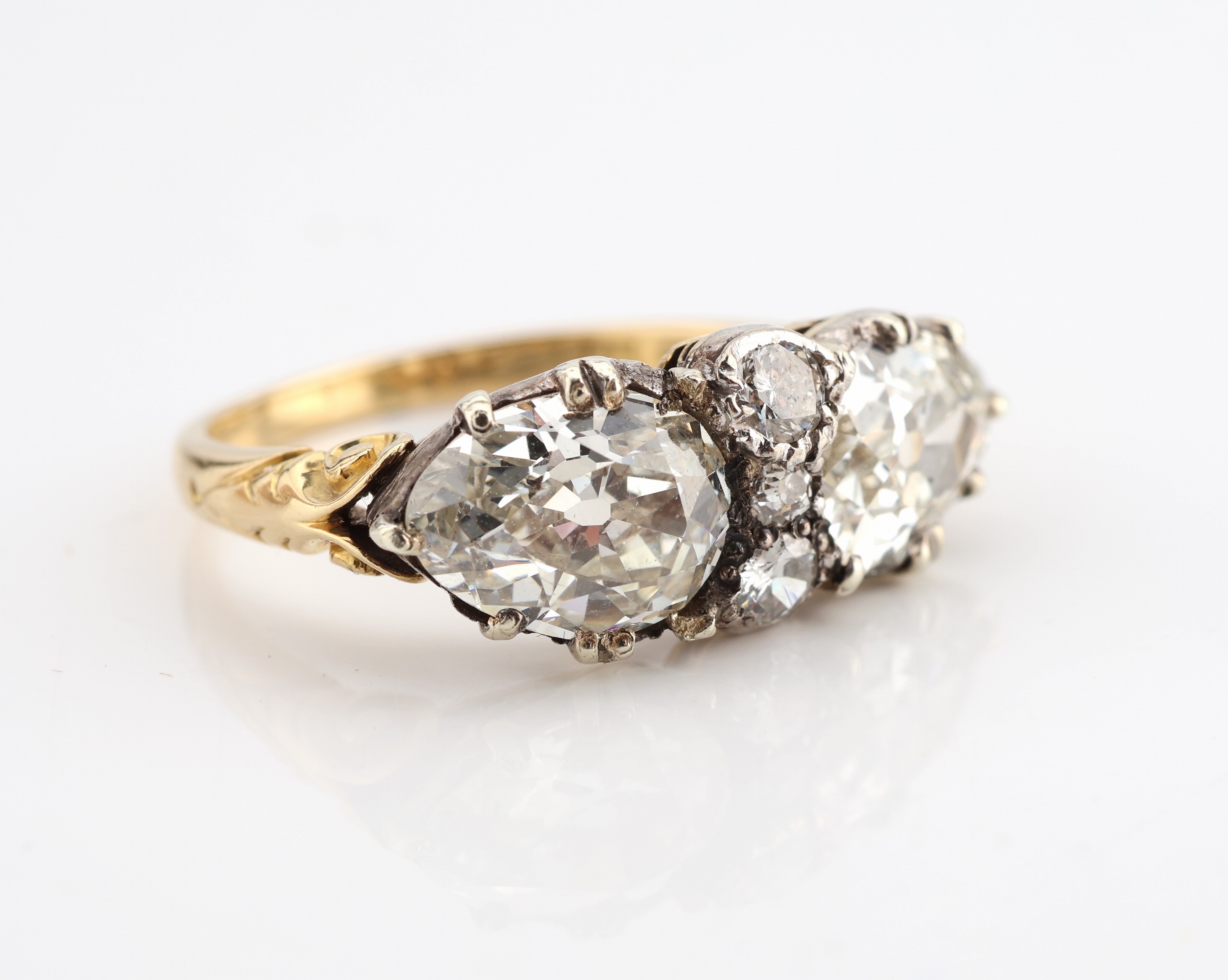 Detail b: Antiker 18 kt Gold Diamant Ring, wohl England um 1860/70, GG 750/000 und Silber, 2 Diam. -Tropfen zus. ca. 2.40 ct get. Weiß/p, 3 ...
