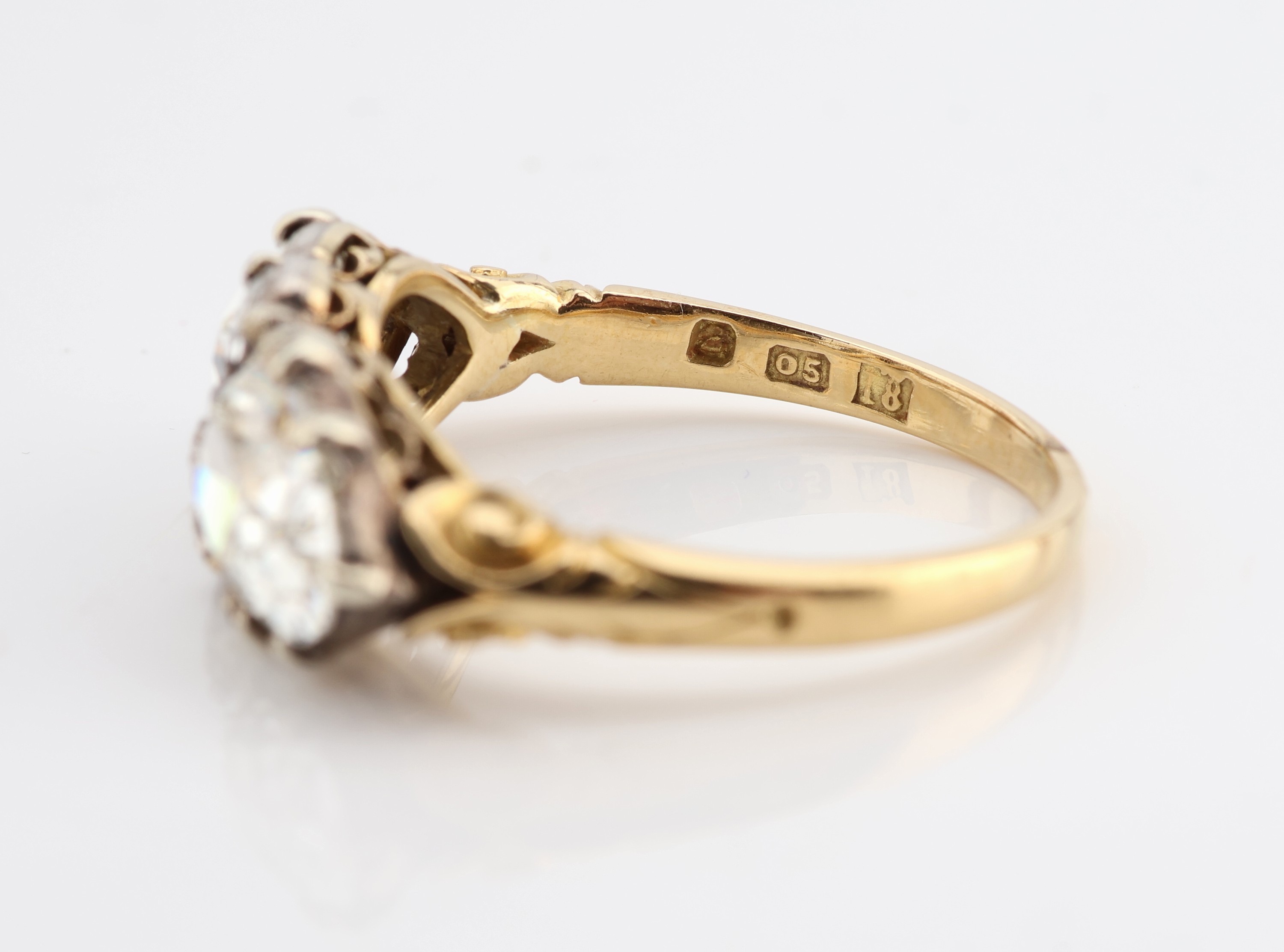 Detail c: Antiker 18 kt Gold Diamant Ring, wohl England um 1860/70, GG 750/000 und Silber, 2 Diam. -Tropfen zus. ca. 2.40 ct get. Weiß/p, 3 ...