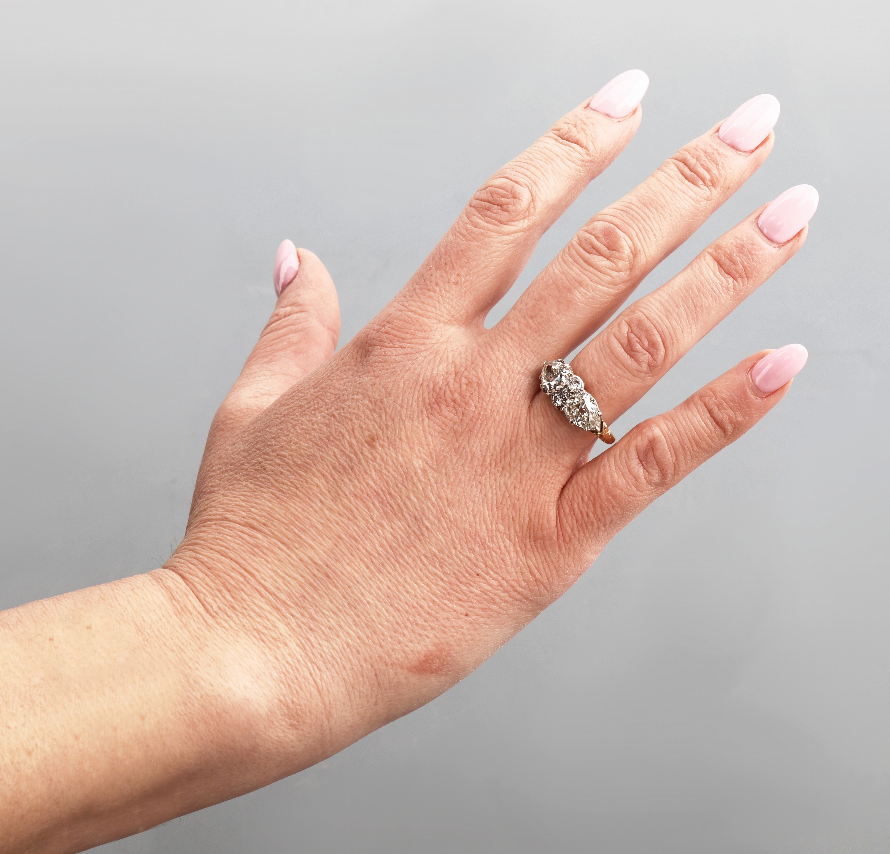 Detail d: Antiker 18 kt Gold Diamant Ring, wohl England um 1860/70, GG 750/000 und Silber, 2 Diam. -Tropfen zus. ca. 2.40 ct get. Weiß/p, 3 ...