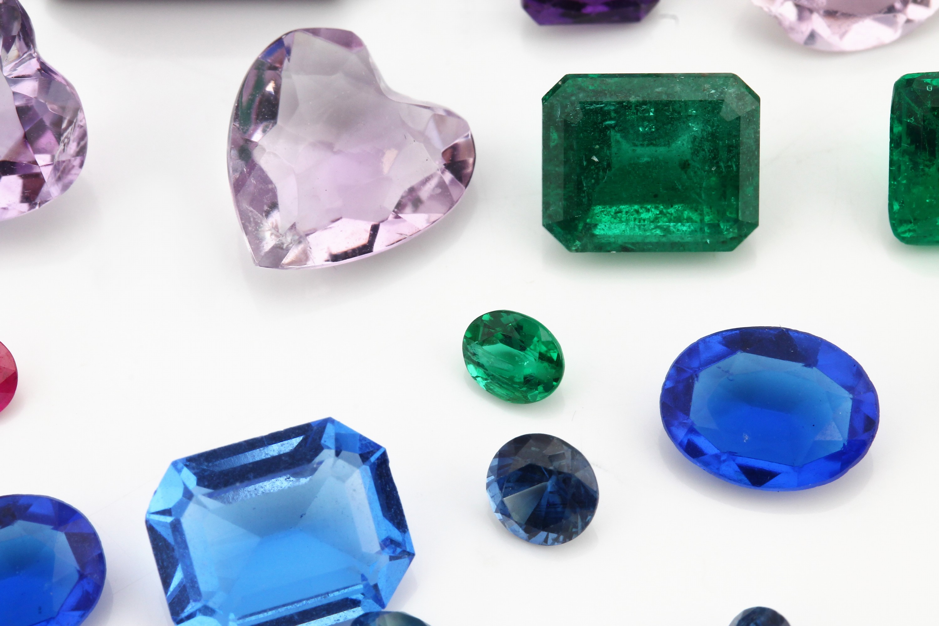 Detail a: Lot diverse Farbsteine zus. ca. 240 ct, Ausfassware, u.a. Citrine, Rubine, Saphire, Smaragde, Aquamarine, Amethyste und SYNTHESEN!, Fundgrube