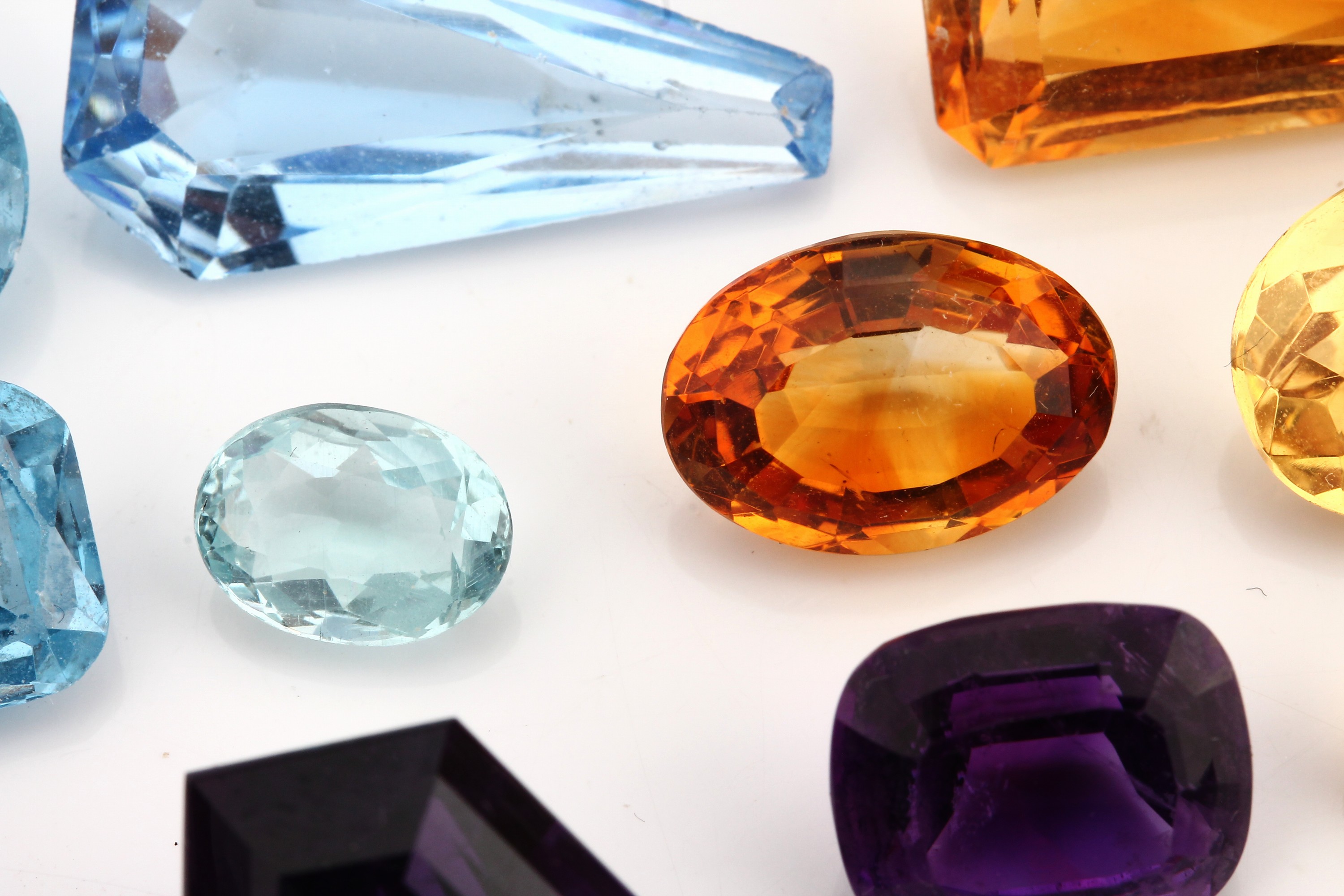 Detail b: Lot diverse Farbsteine zus. ca. 240 ct, Ausfassware, u.a. Citrine, Rubine, Saphire, Smaragde, Aquamarine, Amethyste und SYNTHESEN!, Fundgrube