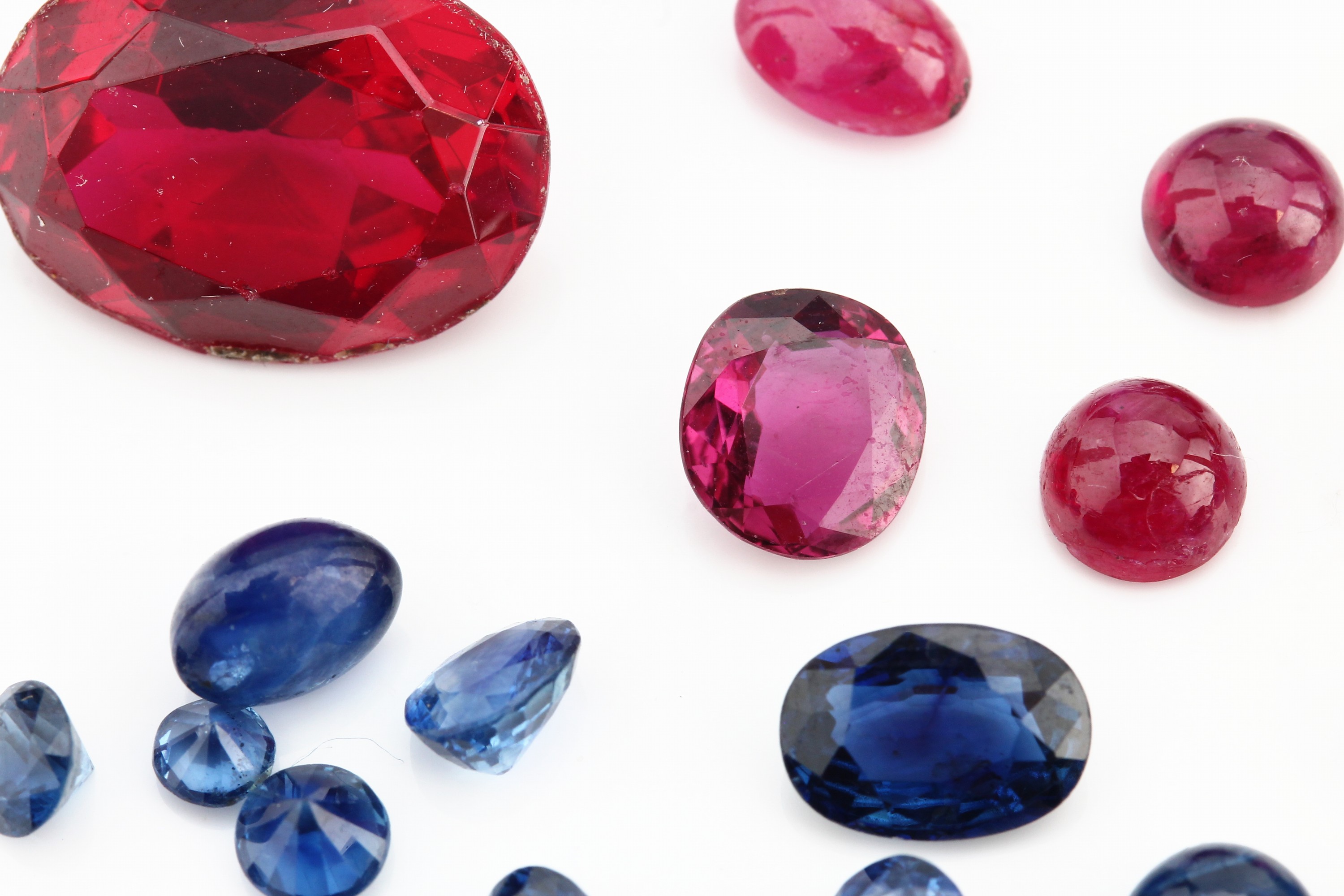 Detail c: Lot diverse Farbsteine zus. ca. 240 ct, Ausfassware, u.a. Citrine, Rubine, Saphire, Smaragde, Aquamarine, Amethyste und SYNTHESEN!, Fundgrube