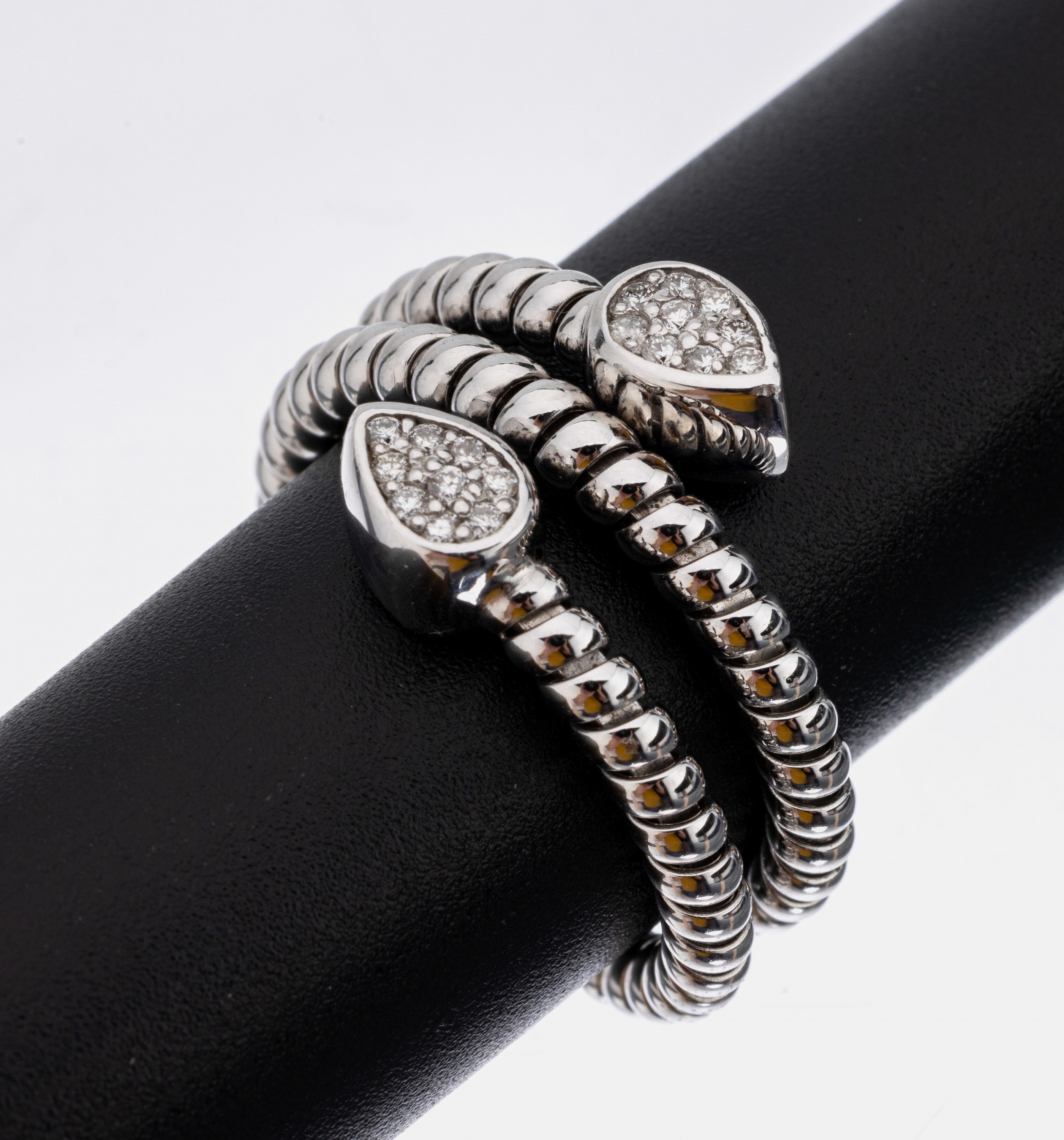 14 kt Gold Brillant-Ring, WG 585/000, stil.Doppel-Schlangenform, 18 Brillanten zus. ca. 0.09 ct Weiß/si, Meistermarke SMK, ca. 10.4 g,RW flexibel ...