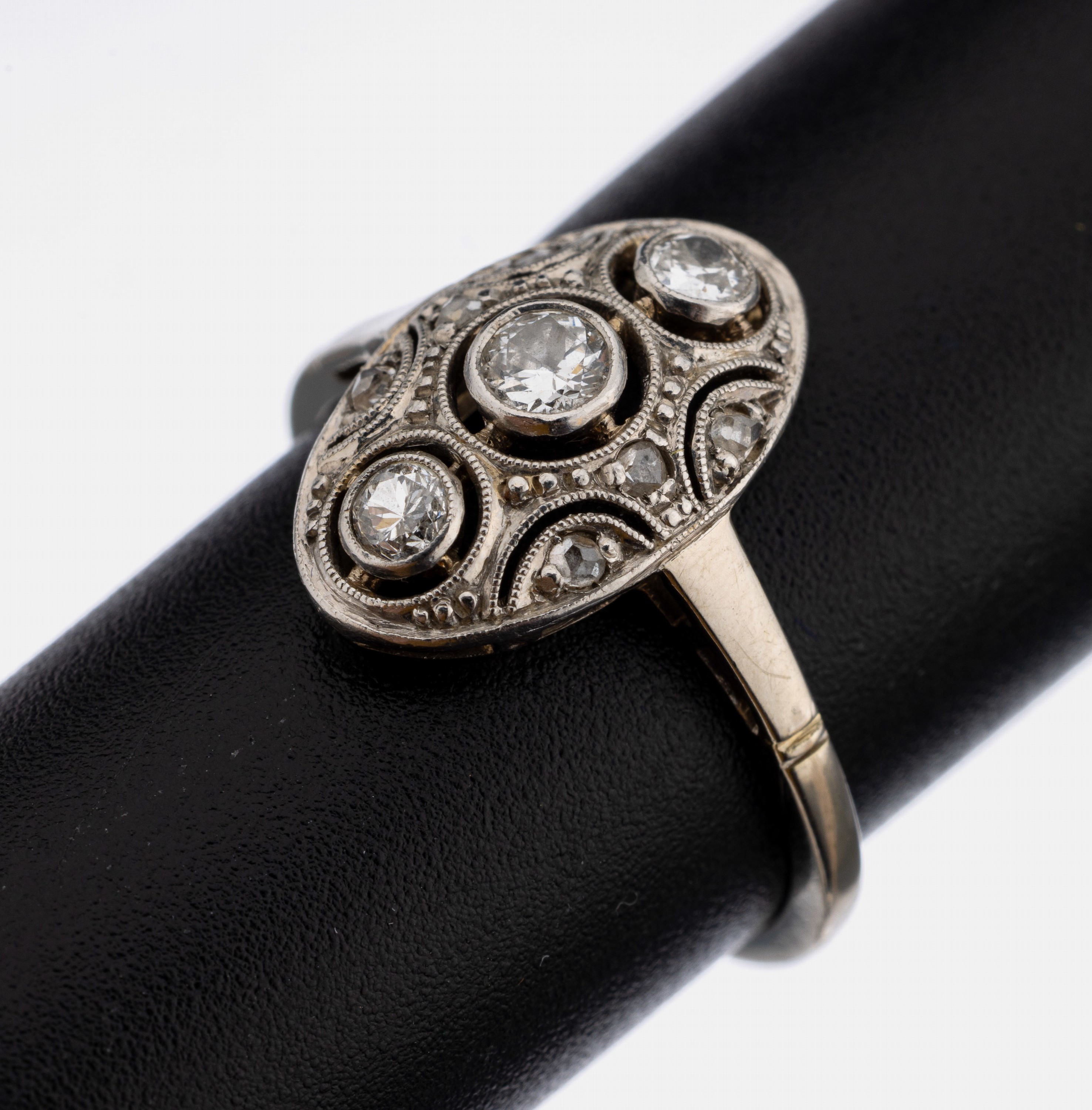 Art Deco Platin Diamant-Ring, um 1925/30, Platin gepr., 3 Altschliffdiamanten und 6 Diamantrosen zus. ca. 0.25 ct Weiß/pi, RW 50
