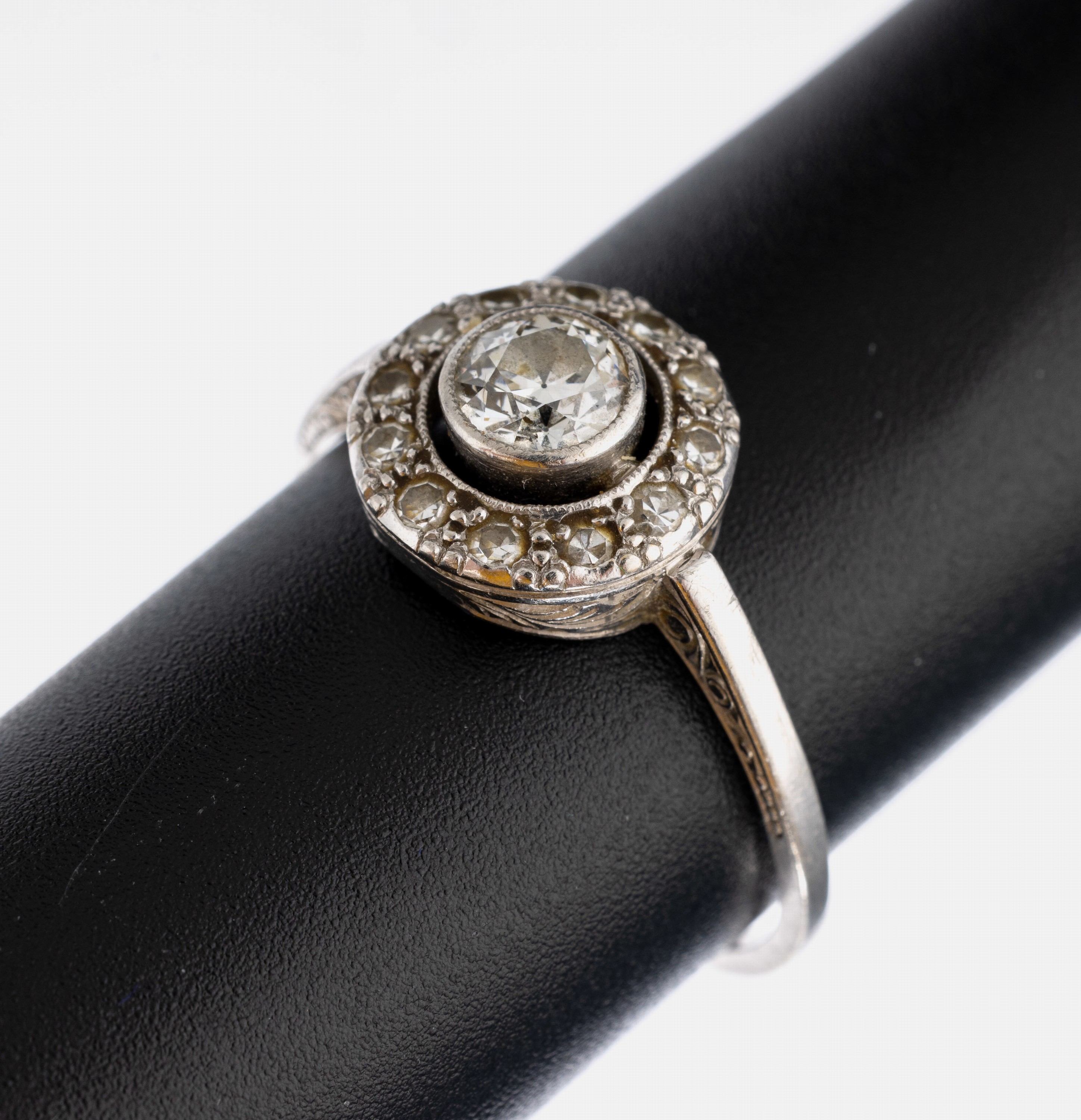 Platin Diamant-Ring, 1930er Jahre, Platin gepr., 1 Altschliffdiamant und 12 8/8- Diamanten zus. ca. 0.56 ct l.get.Weiß/p, RW 61, ca. 3.8 g