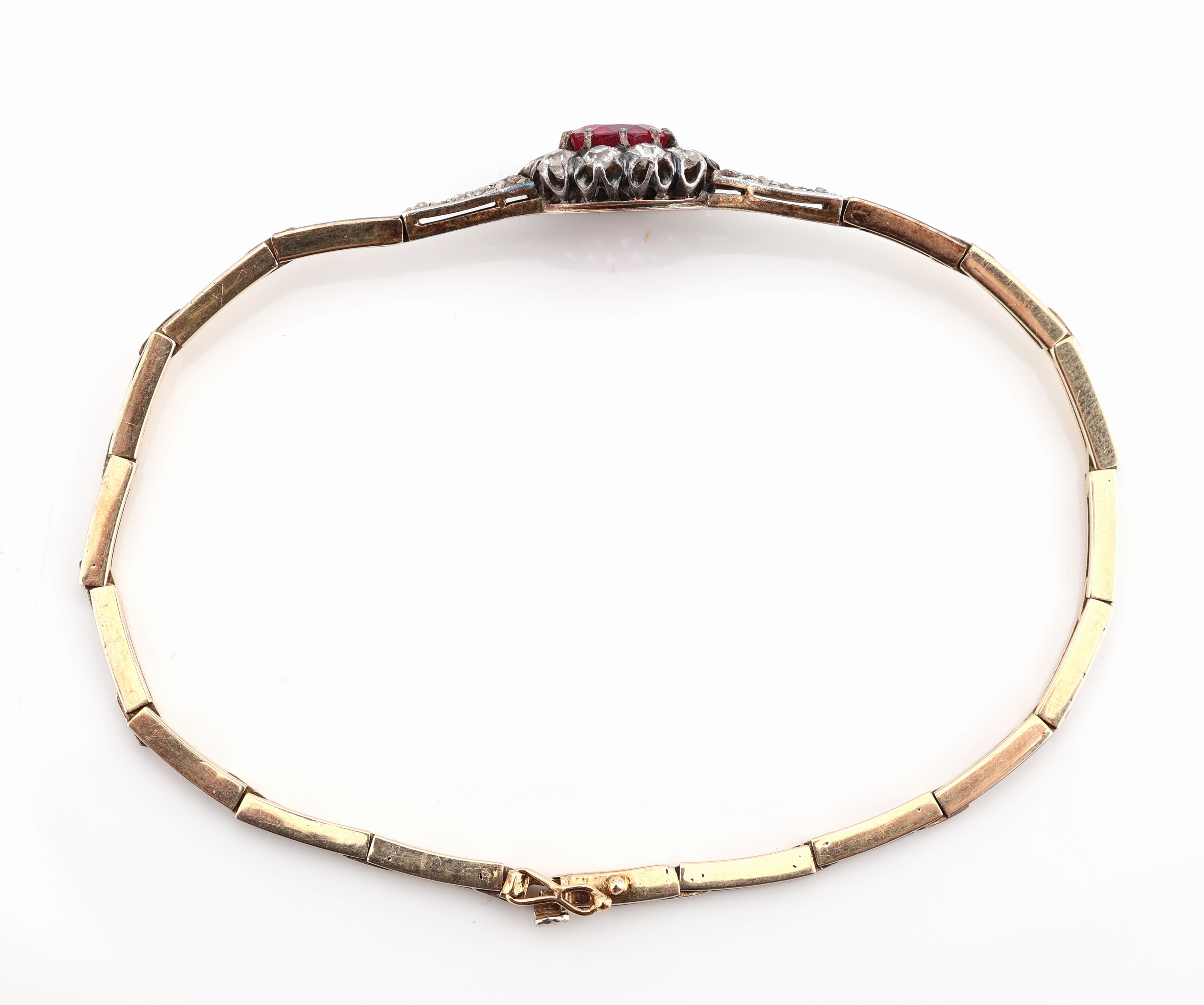Detail a: 14 kt Gold Diamant-Armband um 1880/90, GG 585/000, in Silber gefasst 1 ovalfacett. Rubin-Synthese, 10 Altschliff-Diamanten und 16Diamantrosen zus. ...