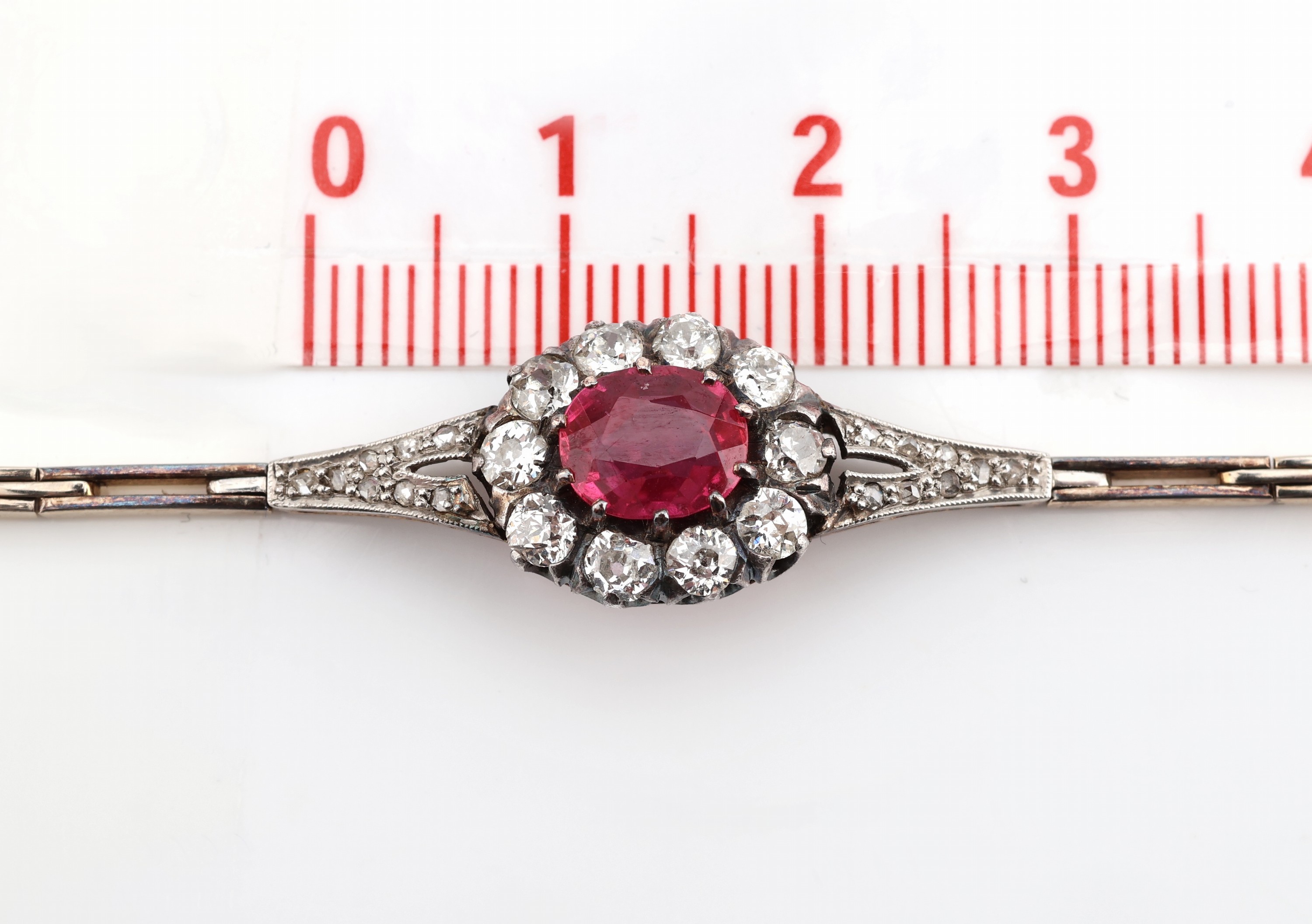 Detail b: 14 kt Gold Diamant-Armband um 1880/90, GG 585/000, in Silber gefasst 1 ovalfacett. Rubin-Synthese, 10 Altschliff-Diamanten und 16Diamantrosen zus. ...