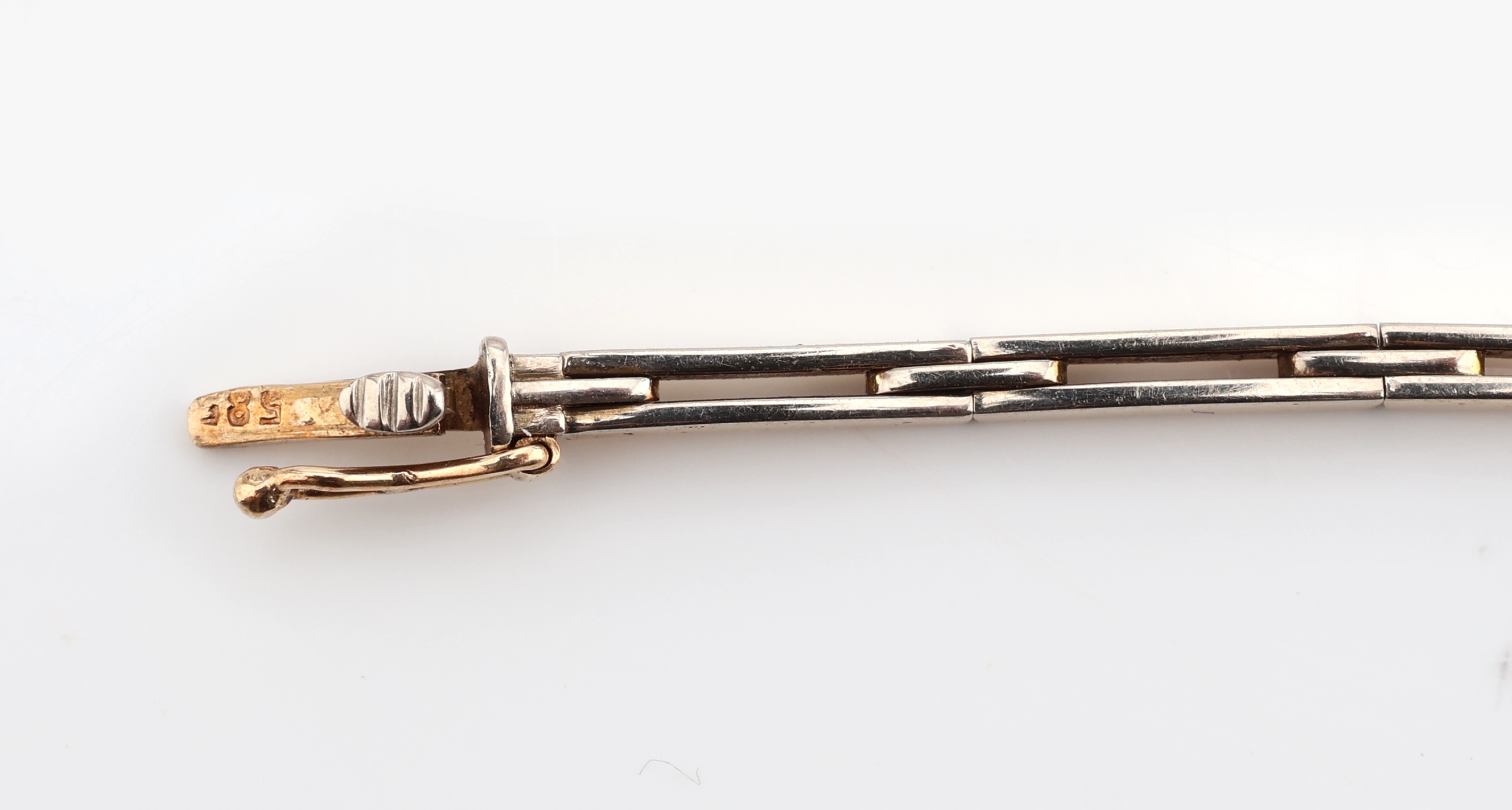 Detail c: 14 kt Gold Diamant-Armband um 1880/90, GG 585/000, in Silber gefasst 1 ovalfacett. Rubin-Synthese, 10 Altschliff-Diamanten und 16Diamantrosen zus. ...