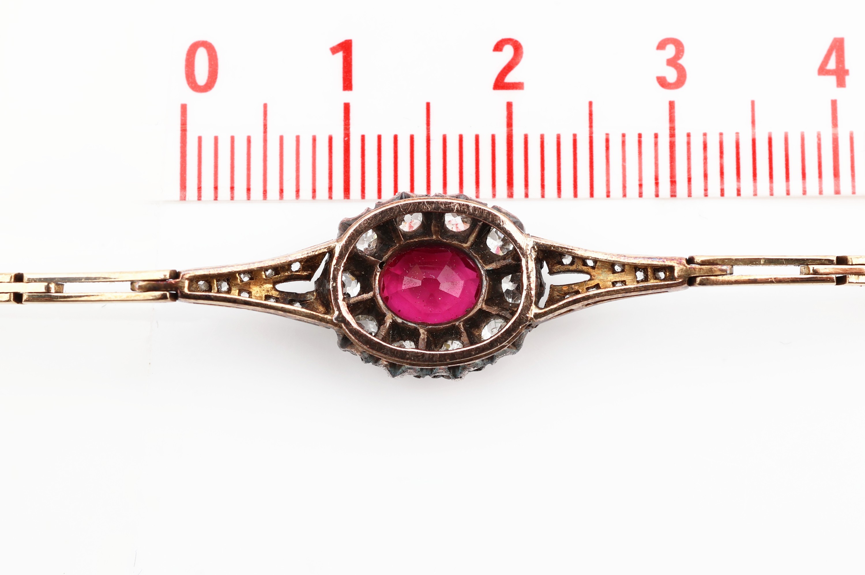 Detail d: 14 kt Gold Diamant-Armband um 1880/90, GG 585/000, in Silber gefasst 1 ovalfacett. Rubin-Synthese, 10 Altschliff-Diamanten und 16Diamantrosen zus. ...