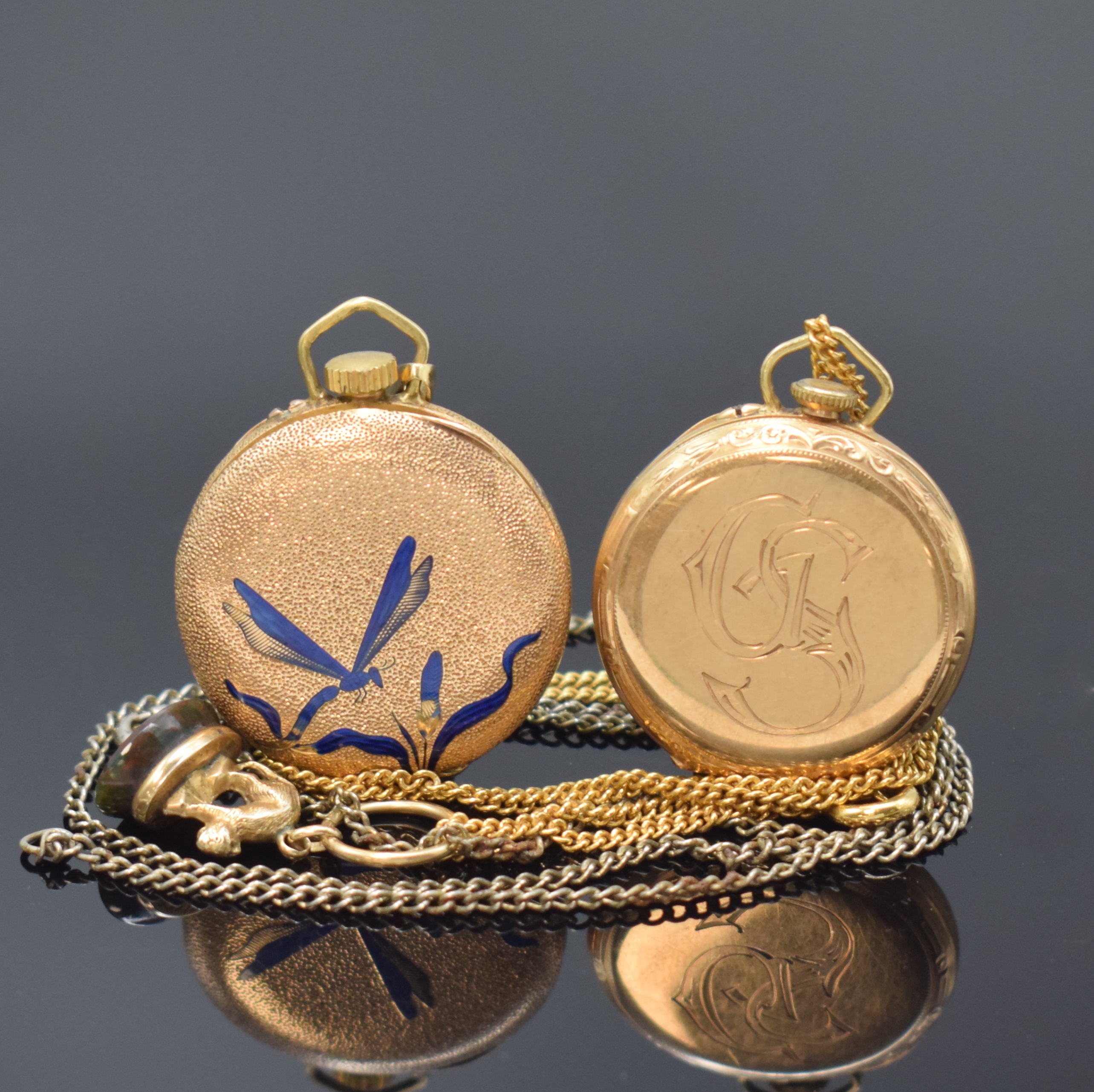 Detail a: Konvolut: 2 Damenuhren in GG 585/000, Schweiz um 1900, grav. Scharniergeh., Metall- Cuvetten, 1 x m. blau/schwarz emaillierter Libelle besch., ...