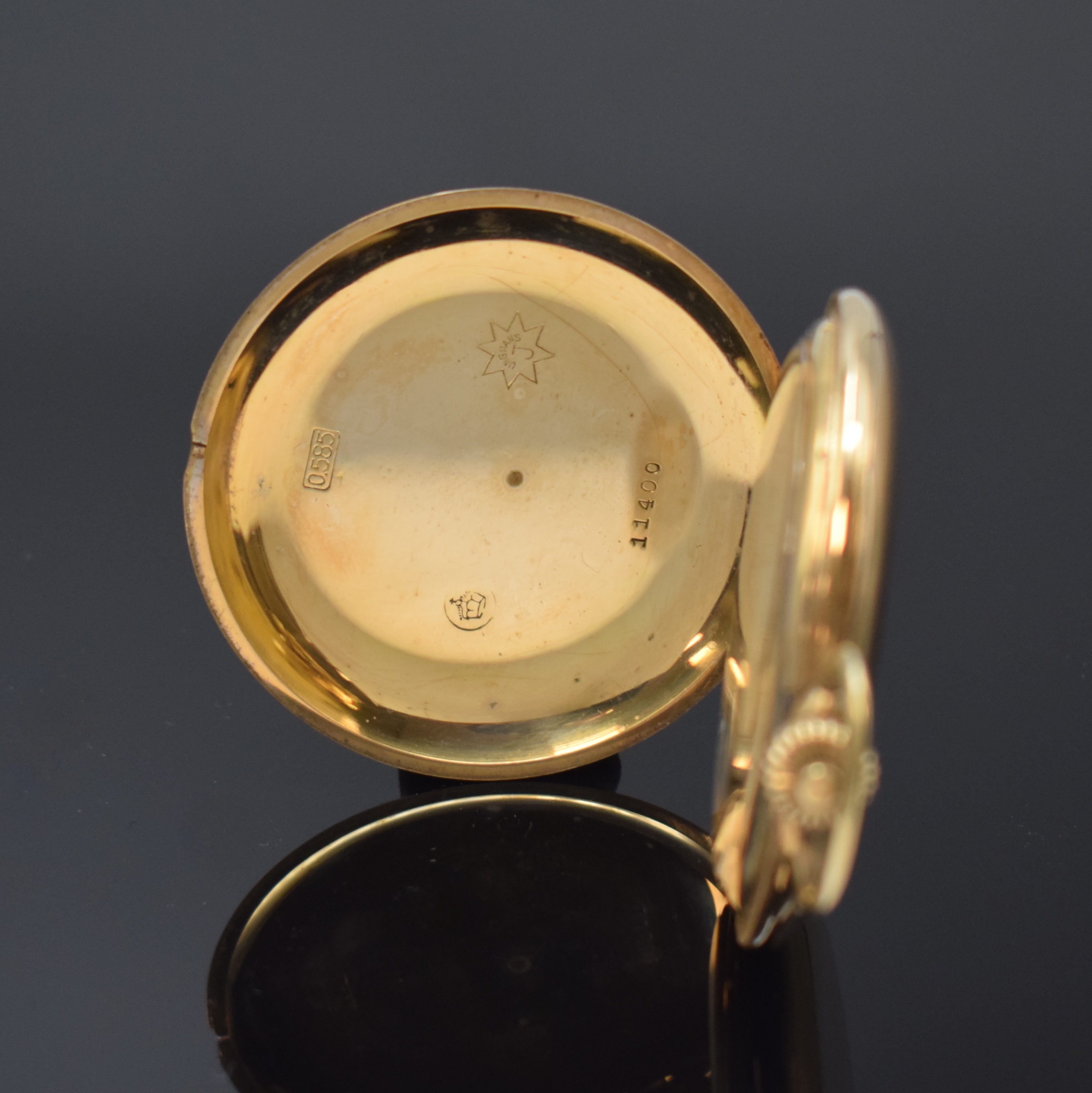 Detail a: JUNGHANS Herrensavonette in GG 585/000, Deutschland um 1925, glattes 3-Deckel- Goldgeh., Sprungdeckel m. schöner Wappen- Grav., gold. Zifferbl., ...