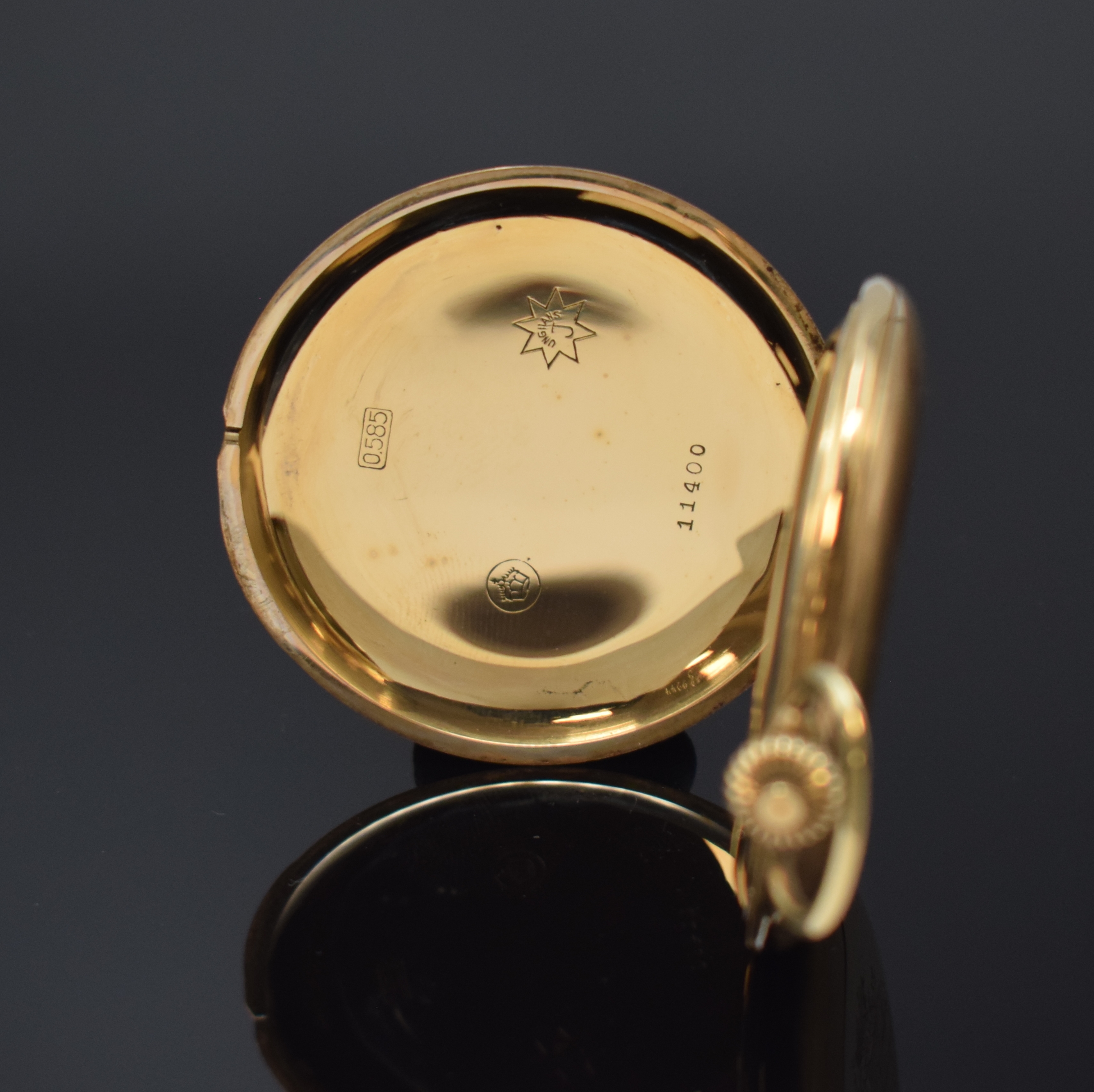 Detail d: JUNGHANS Herrensavonette in GG 585/000, Deutschland um 1925, glattes 3-Deckel- Goldgeh., Sprungdeckel m. schöner Wappen- Grav., gold. Zifferbl., ...
