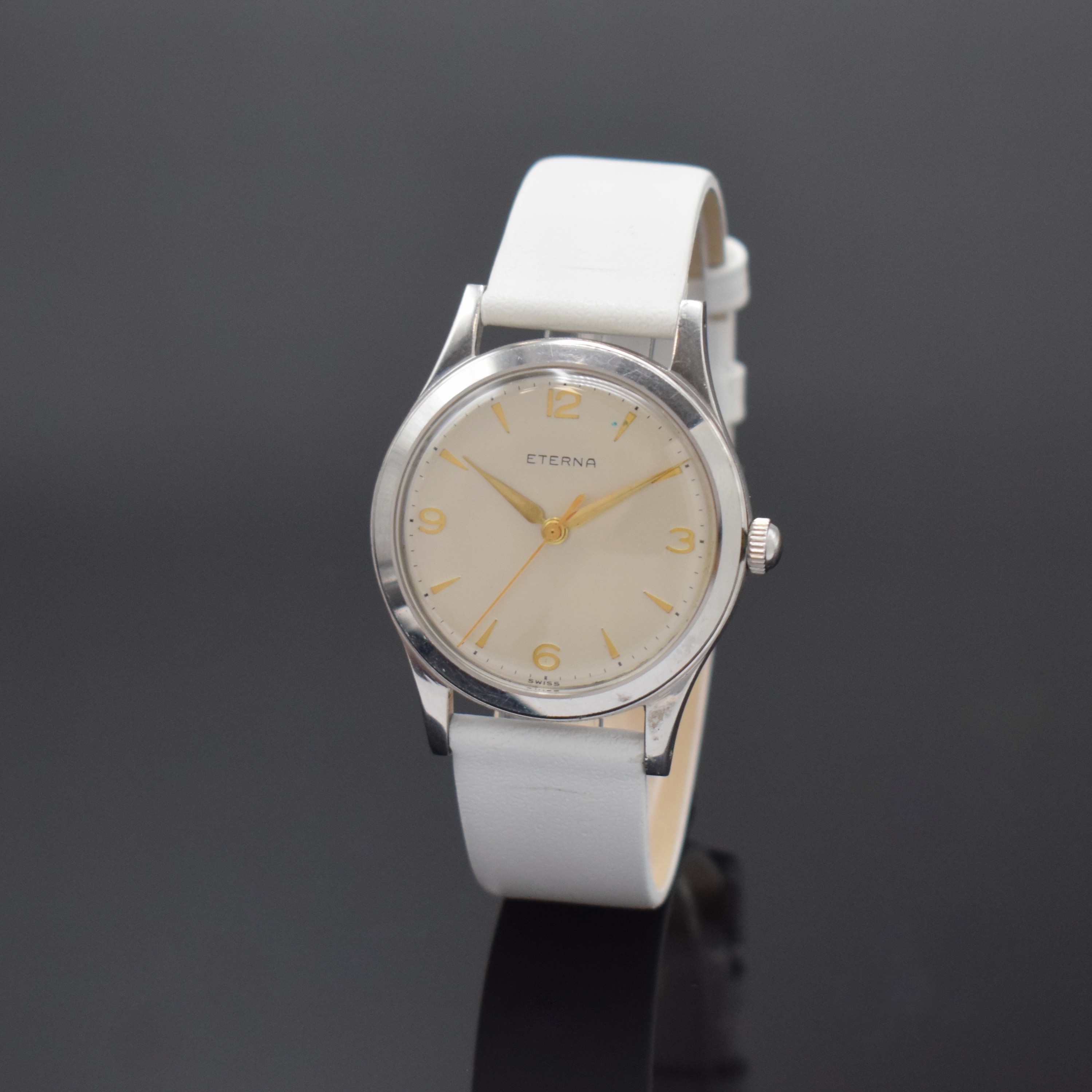 ETERNA Herrenarmbanduhr in Stahl, Schweiz um 1945, Handaufzug, verschr. Geh., silb. Zifferbl., gold. Indizes u. Zeiger, Zentralsek., vern. Werk Kal. ...