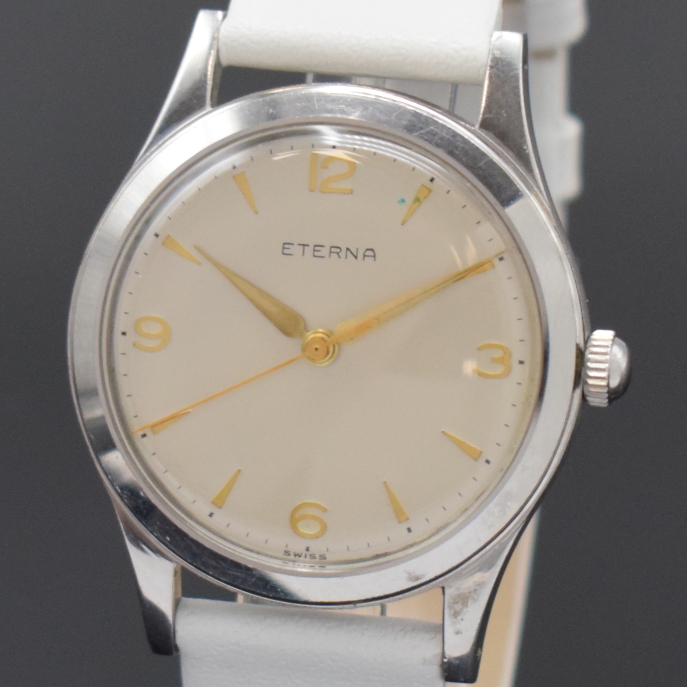 Detail a: ETERNA Herrenarmbanduhr in Stahl, Schweiz um 1945, Handaufzug, verschr. Geh., silb. Zifferbl., gold. Indizes u. Zeiger, Zentralsek., vern. Werk Kal. ...