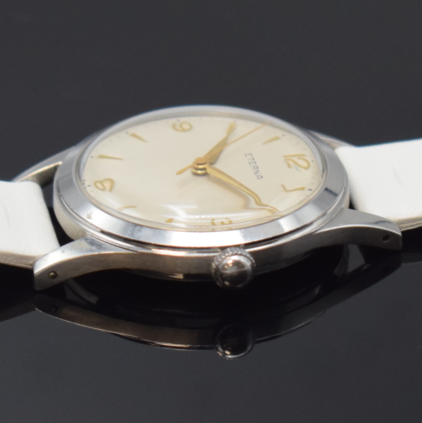 Detail b: ETERNA Herrenarmbanduhr in Stahl, Schweiz um 1945, Handaufzug, verschr. Geh., silb. Zifferbl., gold. Indizes u. Zeiger, Zentralsek., vern. Werk Kal. ...