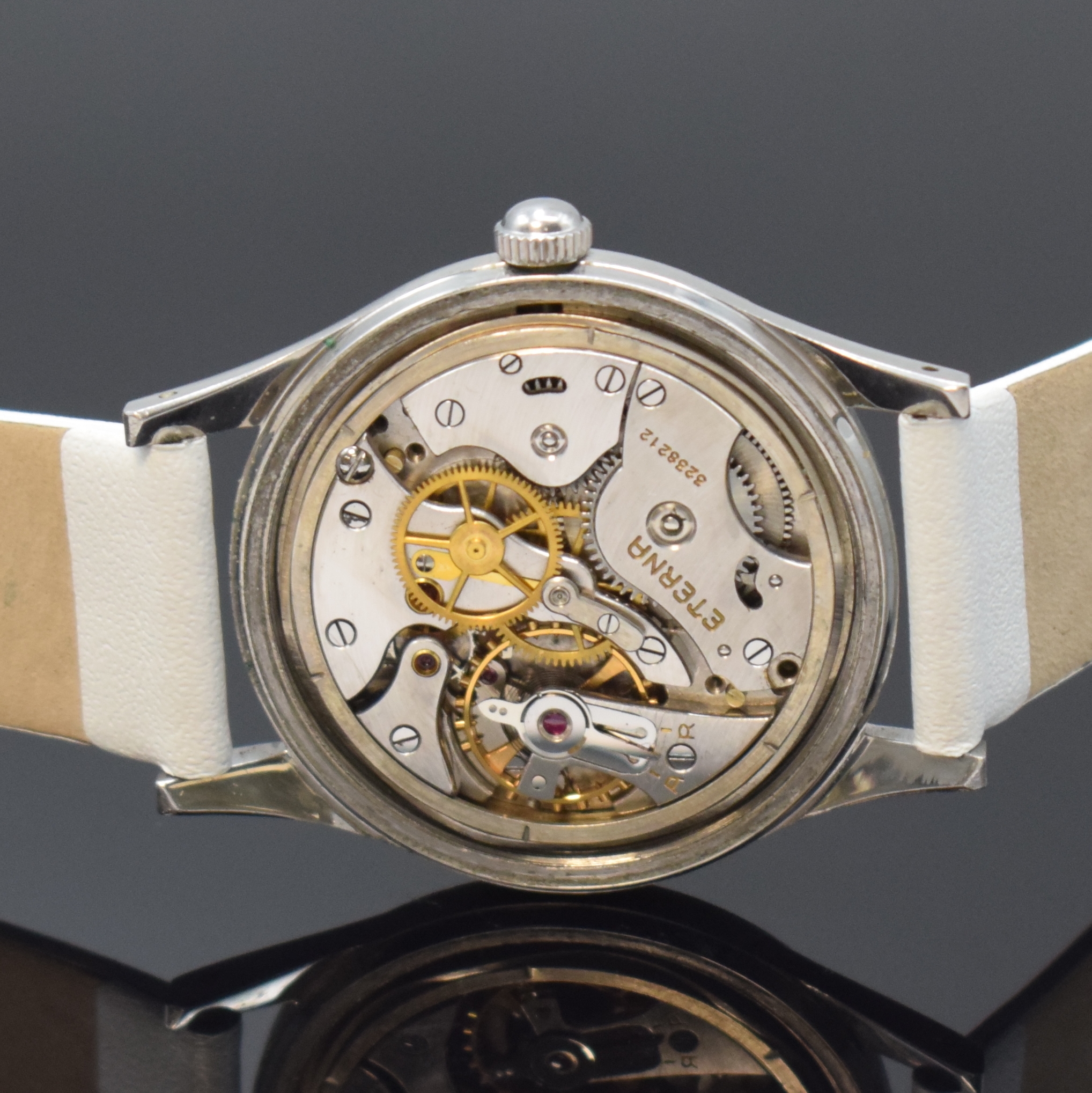 Detail d: ETERNA Herrenarmbanduhr in Stahl, Schweiz um 1945, Handaufzug, verschr. Geh., silb. Zifferbl., gold. Indizes u. Zeiger, Zentralsek., vern. Werk Kal. ...