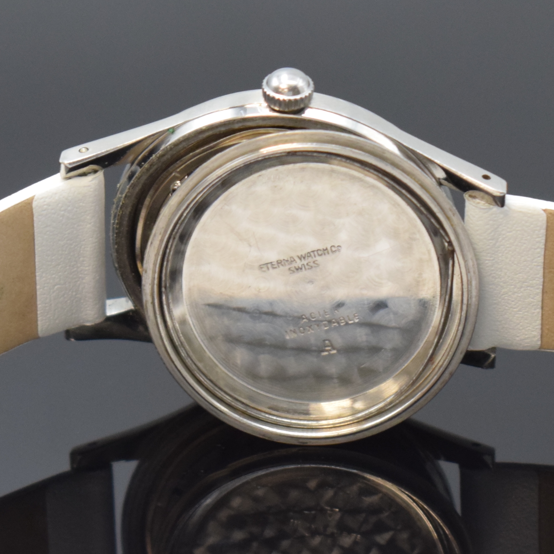 Detail e: ETERNA Herrenarmbanduhr in Stahl, Schweiz um 1945, Handaufzug, verschr. Geh., silb. Zifferbl., gold. Indizes u. Zeiger, Zentralsek., vern. Werk Kal. ...