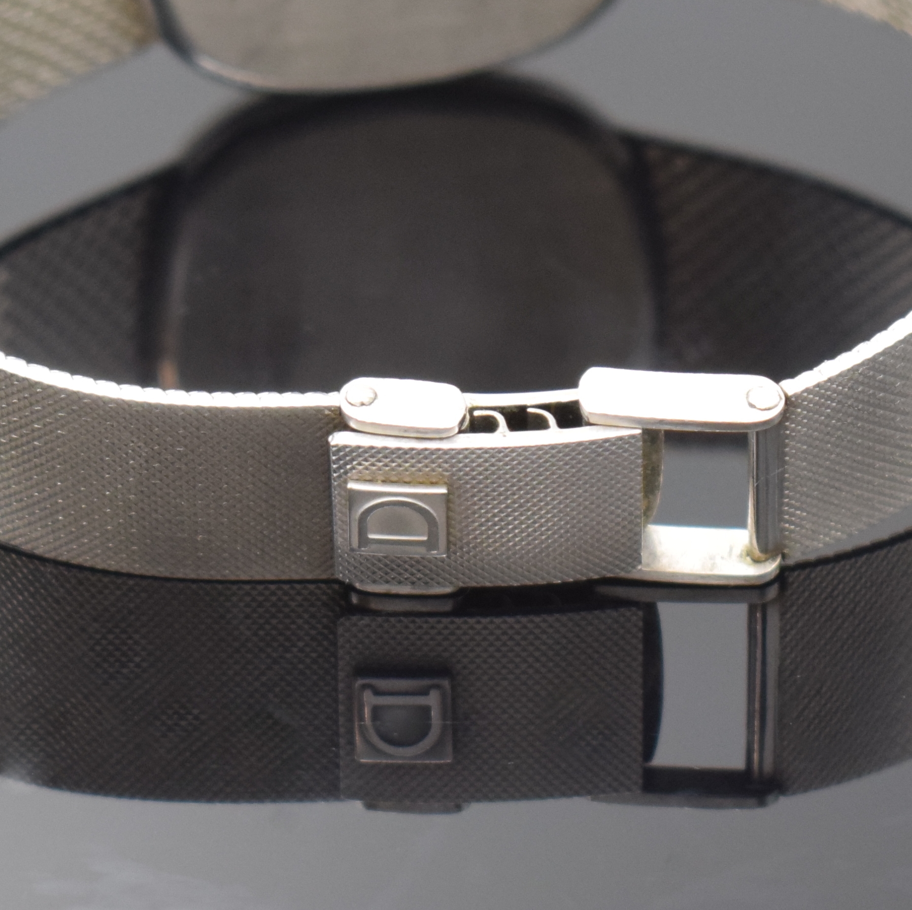 Detail d: DUGENA Armbanduhr in WG 333/000, quarz, um 1980, Boden aufgedr., Milanaiseband, silb. Zifferbl. m. aufges. Indizes, Anz. v. Std., Min., Zentralsek. ...