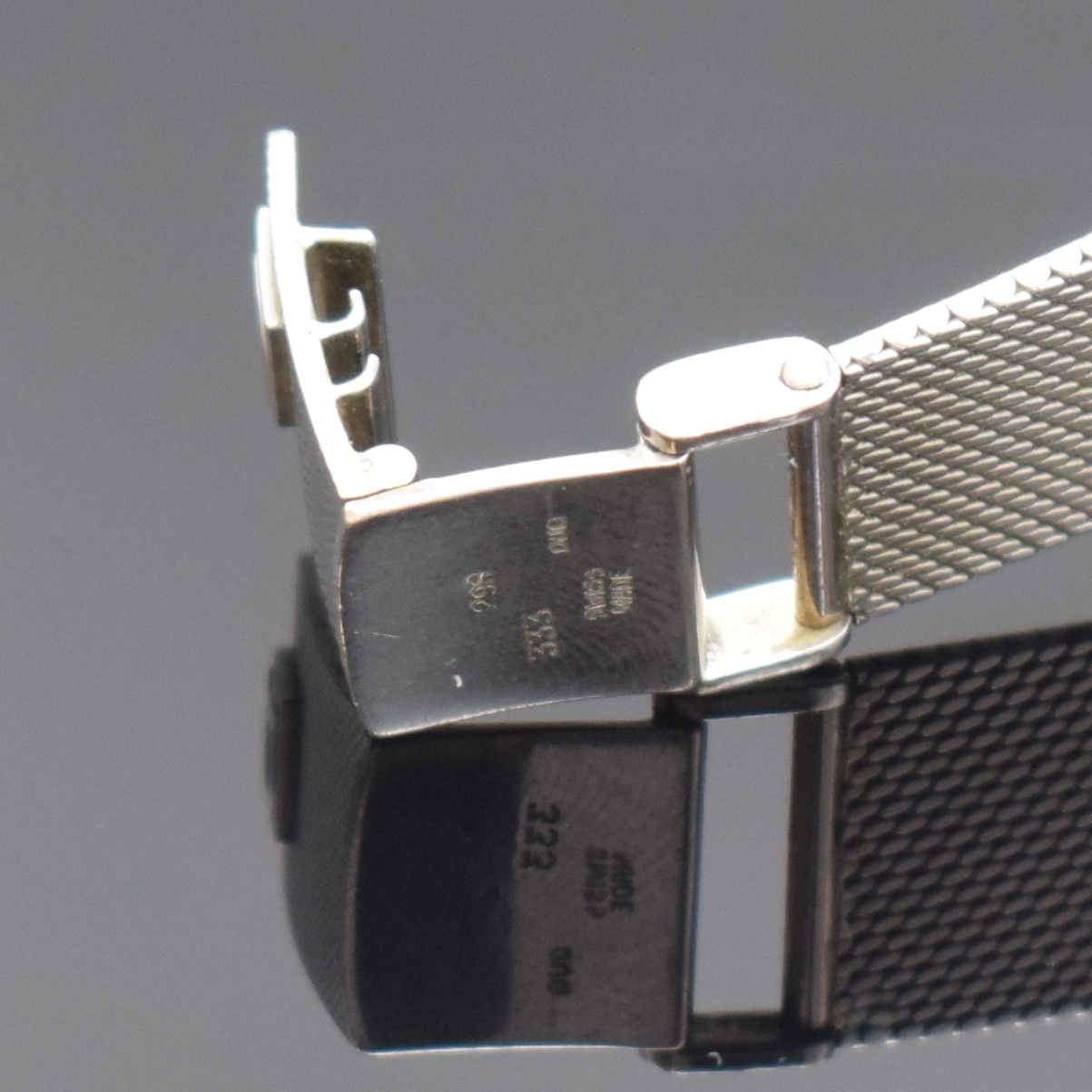 Detail e: DUGENA Armbanduhr in WG 333/000, quarz, um 1980, Boden aufgedr., Milanaiseband, silb. Zifferbl. m. aufges. Indizes, Anz. v. Std., Min., Zentralsek. ...