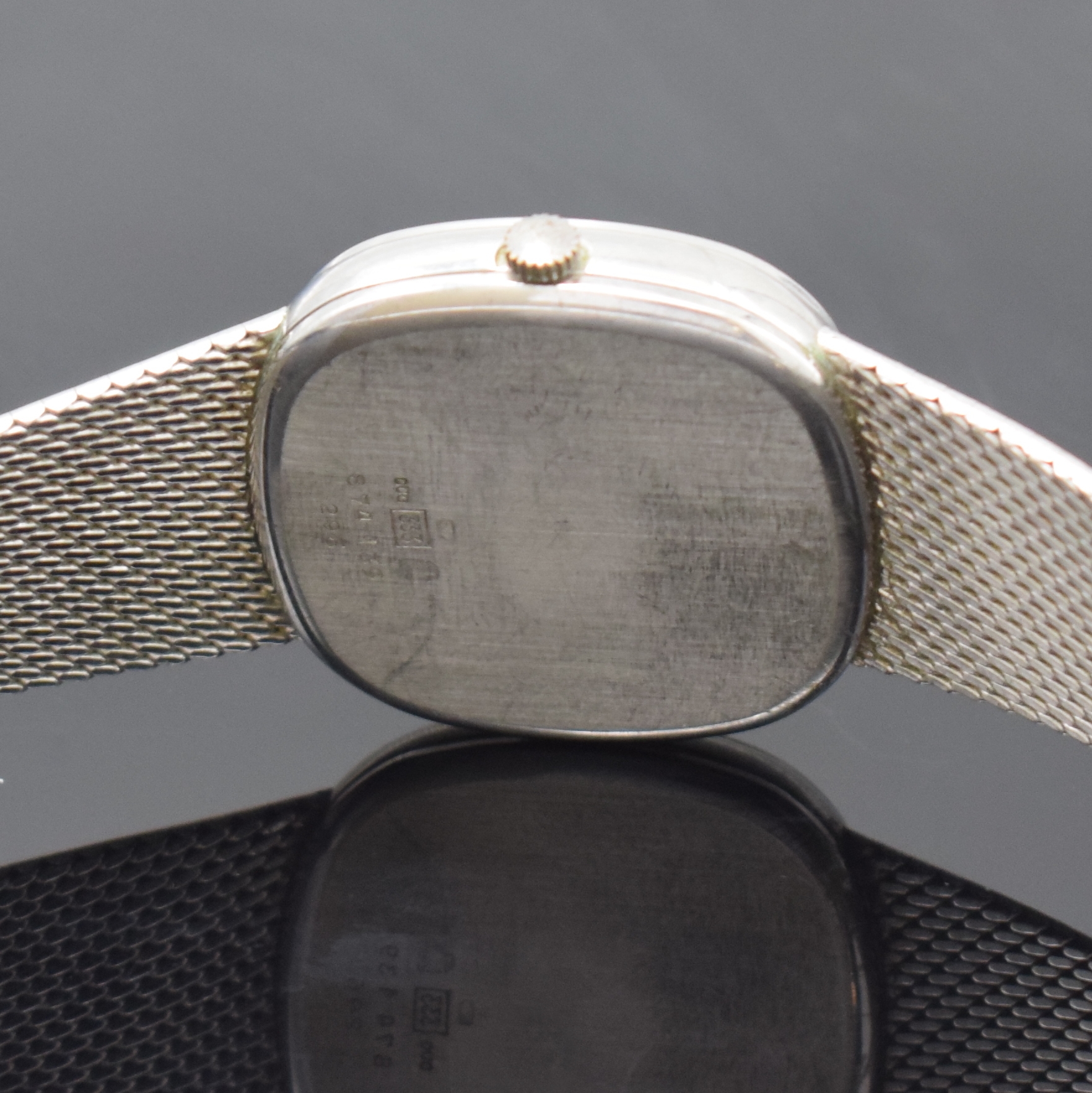 Detail f: DUGENA Armbanduhr in WG 333/000, quarz, um 1980, Boden aufgedr., Milanaiseband, silb. Zifferbl. m. aufges. Indizes, Anz. v. Std., Min., Zentralsek. ...