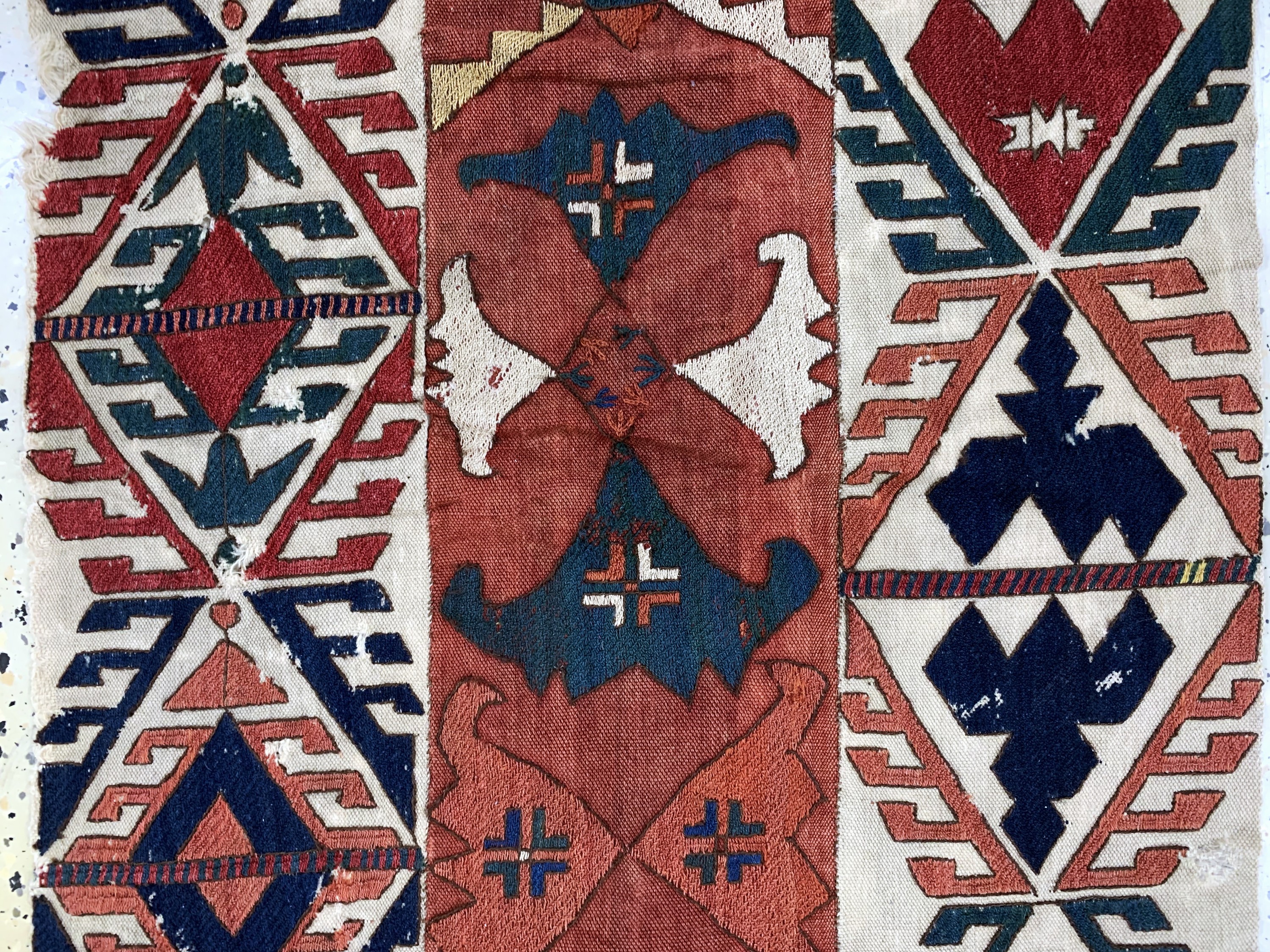 Detail b: Lakai Flachgewebe, Uzbekistan, 19.Jhd, Wolle auf Wolle, ca. 120 x 66 cm, EHZ: 4, (mehrere Löcher)