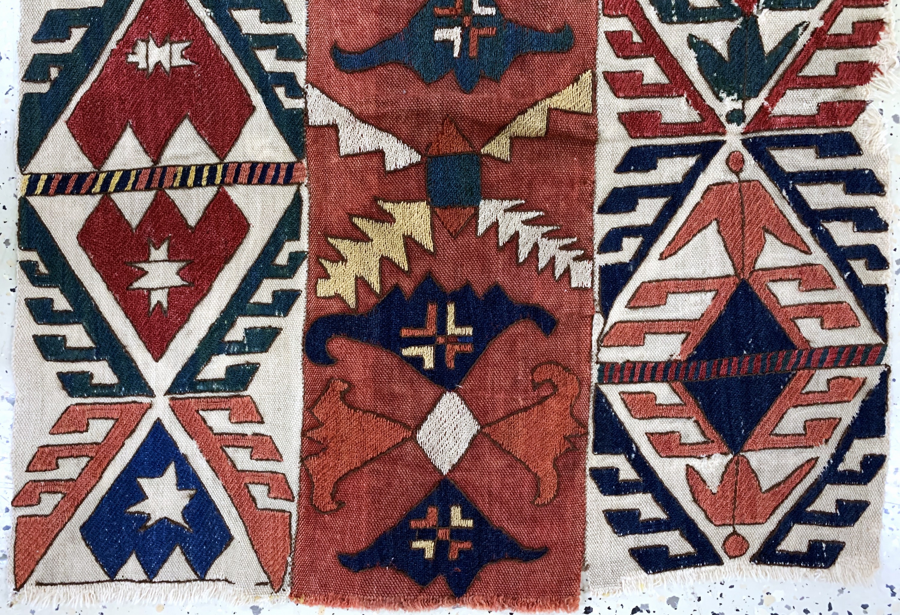 Detail c: Lakai Flachgewebe, Uzbekistan, 19.Jhd, Wolle auf Wolle, ca. 120 x 66 cm, EHZ: 4, (mehrere Löcher)