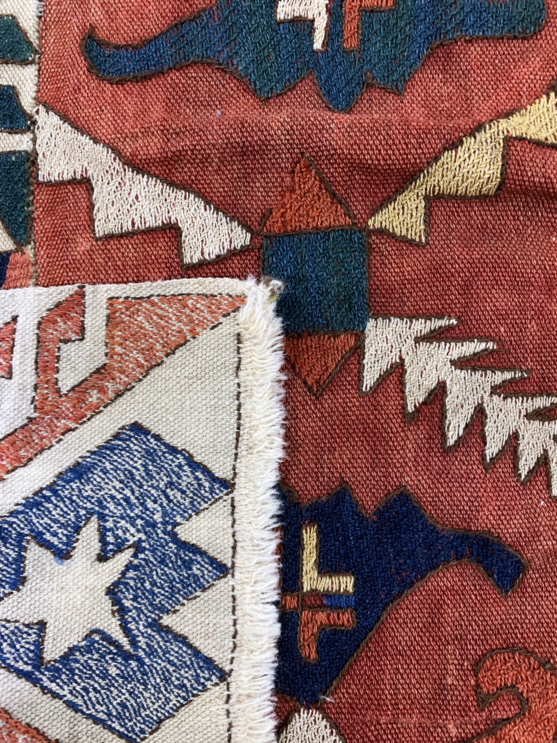 Detail d: Lakai Flachgewebe, Uzbekistan, 19.Jhd, Wolle auf Wolle, ca. 120 x 66 cm, EHZ: 4, (mehrere Löcher)