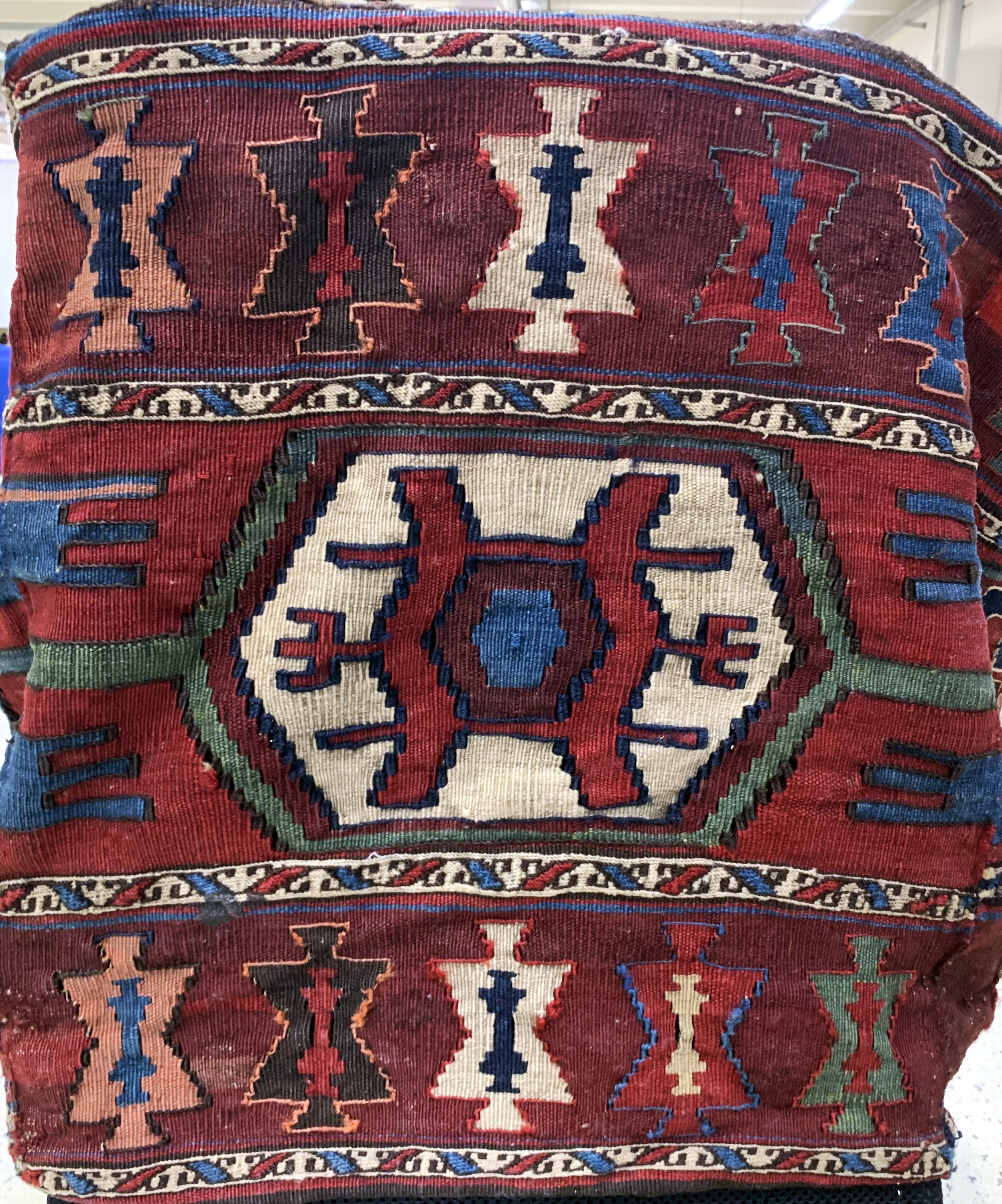 Detail c: Shahsawan Mafrasch antik, Persien, 19.Jhd, Wolle auf Wolle, ca. 100 x 55 x 50 cm, EHZ: 2