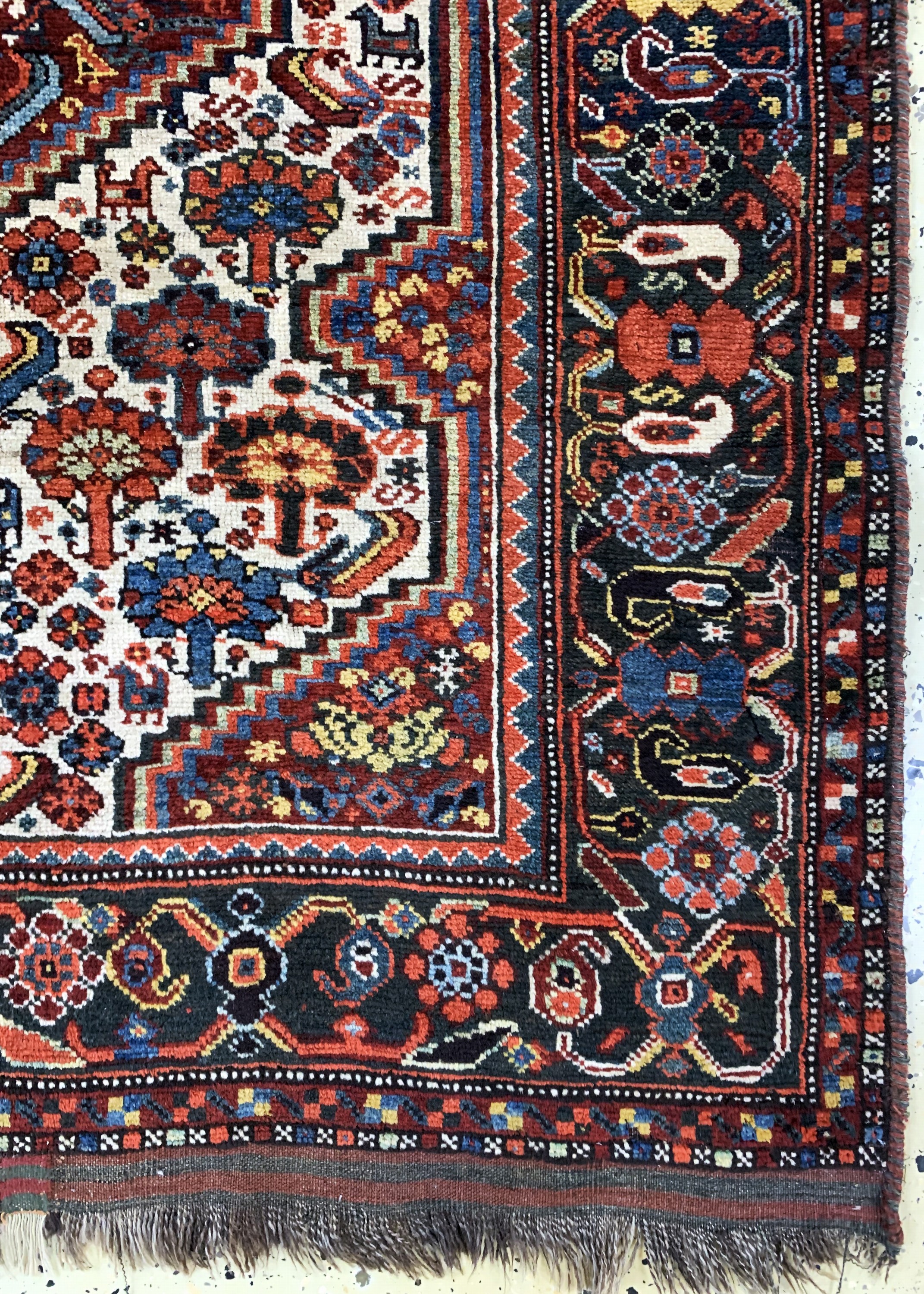 Detail a: Khamseh antik, Persien, 19.Jhd, Wolle auf Wolle, ca. 190 x 144 cm, Mottenfraß, EHZ: 3