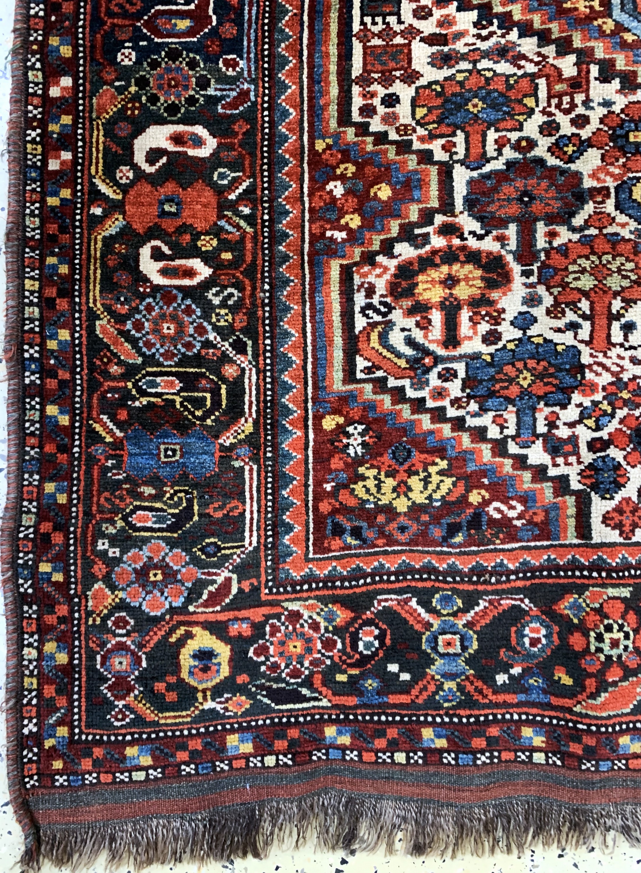 Detail b: Khamseh antik, Persien, 19.Jhd, Wolle auf Wolle, ca. 190 x 144 cm, Mottenfraß, EHZ: 3