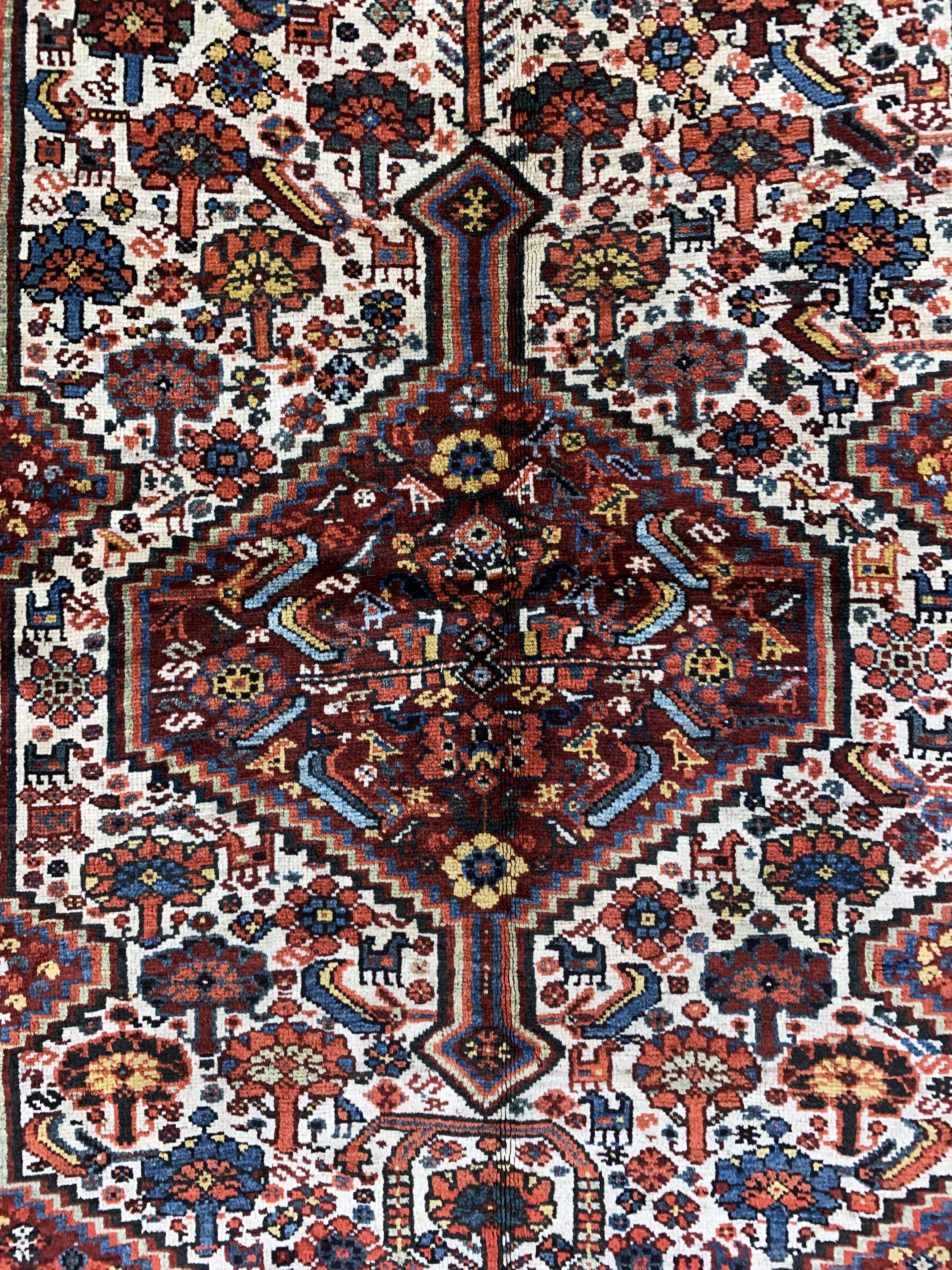 Detail c: Khamseh antik, Persien, 19.Jhd, Wolle auf Wolle, ca. 190 x 144 cm, Mottenfraß, EHZ: 3