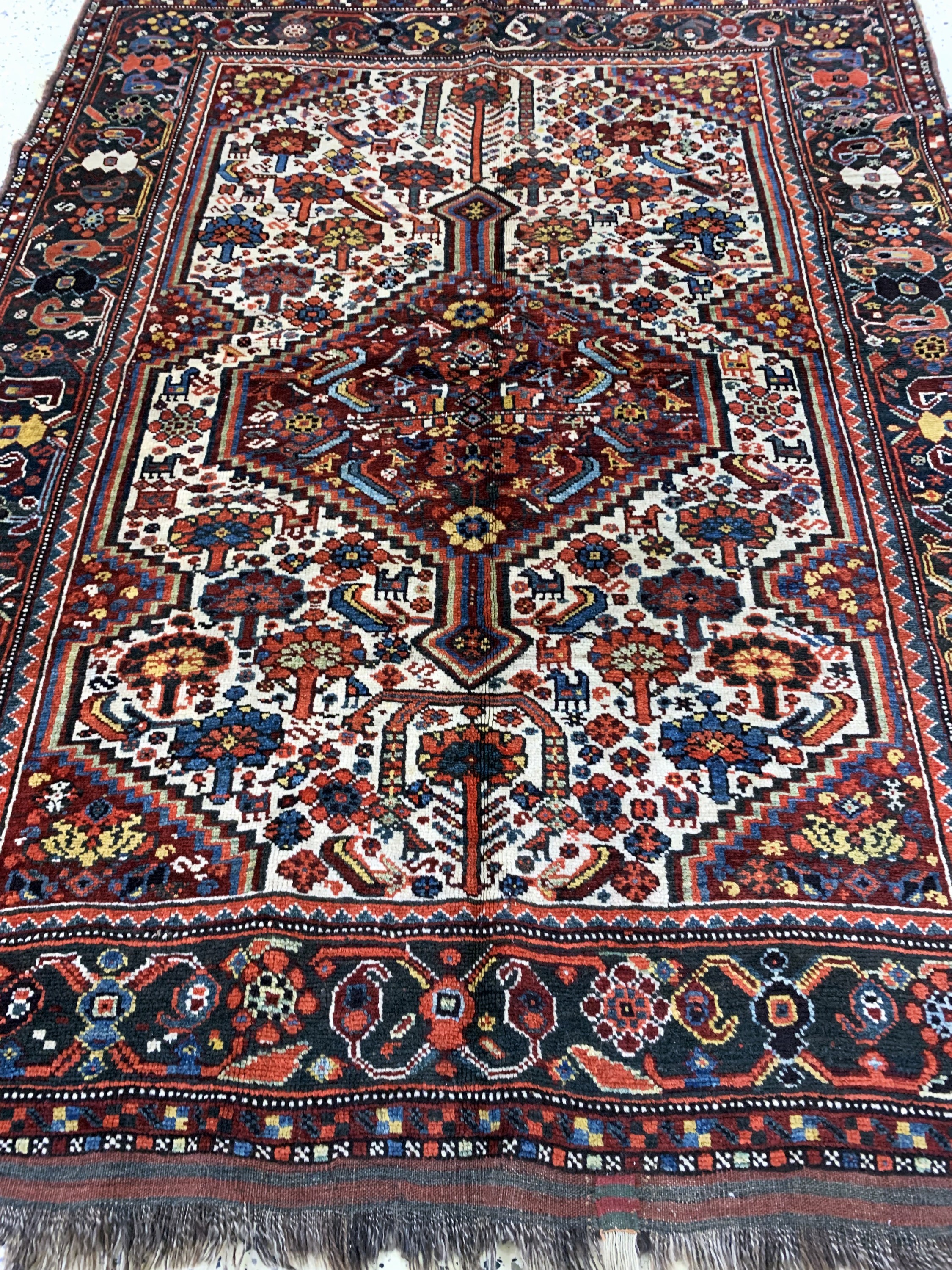 Detail e: Khamseh antik, Persien, 19.Jhd, Wolle auf Wolle, ca. 190 x 144 cm, Mottenfraß, EHZ: 3