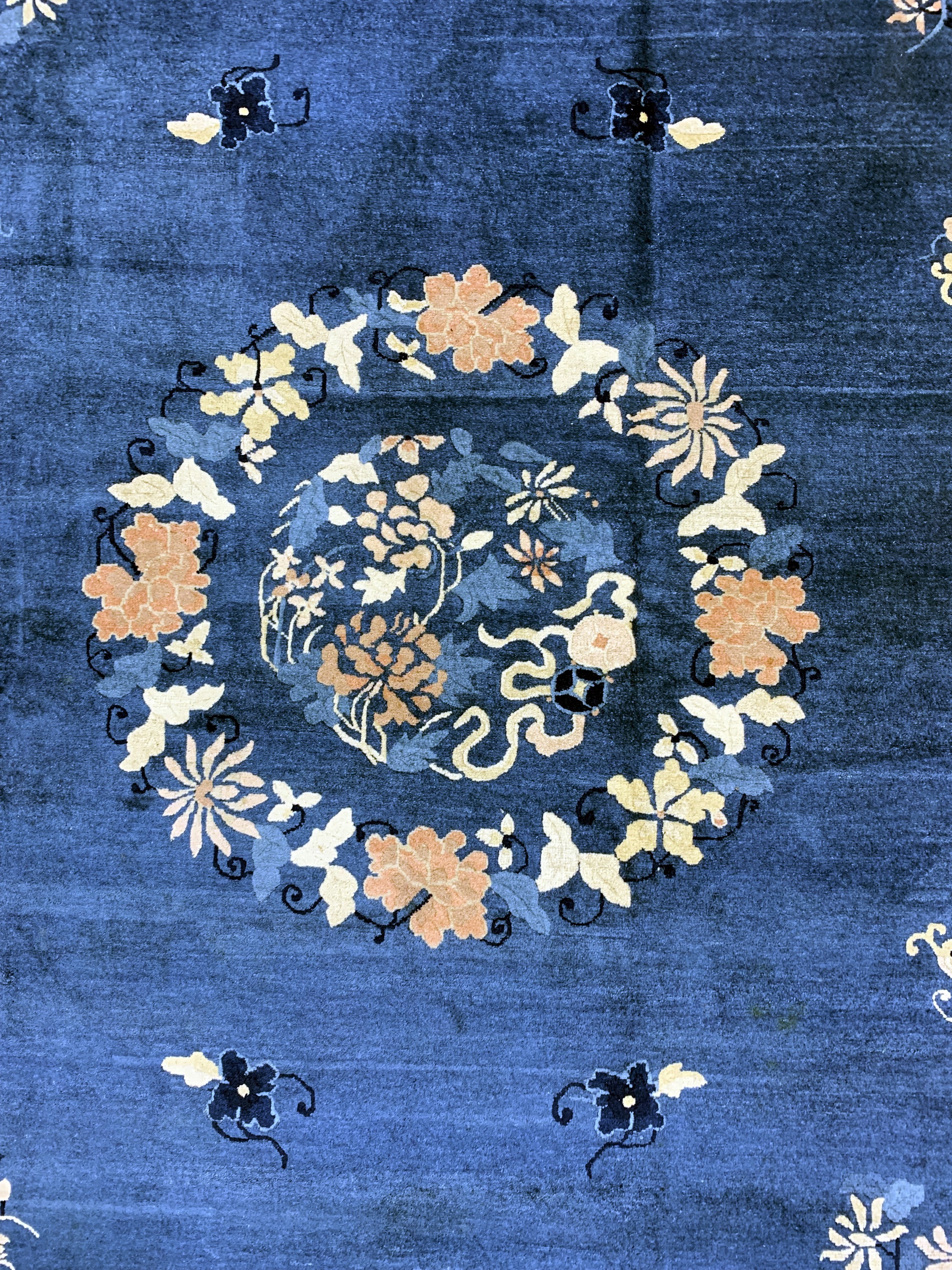 Detail c: Peking fein antik, China, 19.Jhd, Wolle aufBaumwolle, ca. 435 x 375 cm, EHZ: 2-3