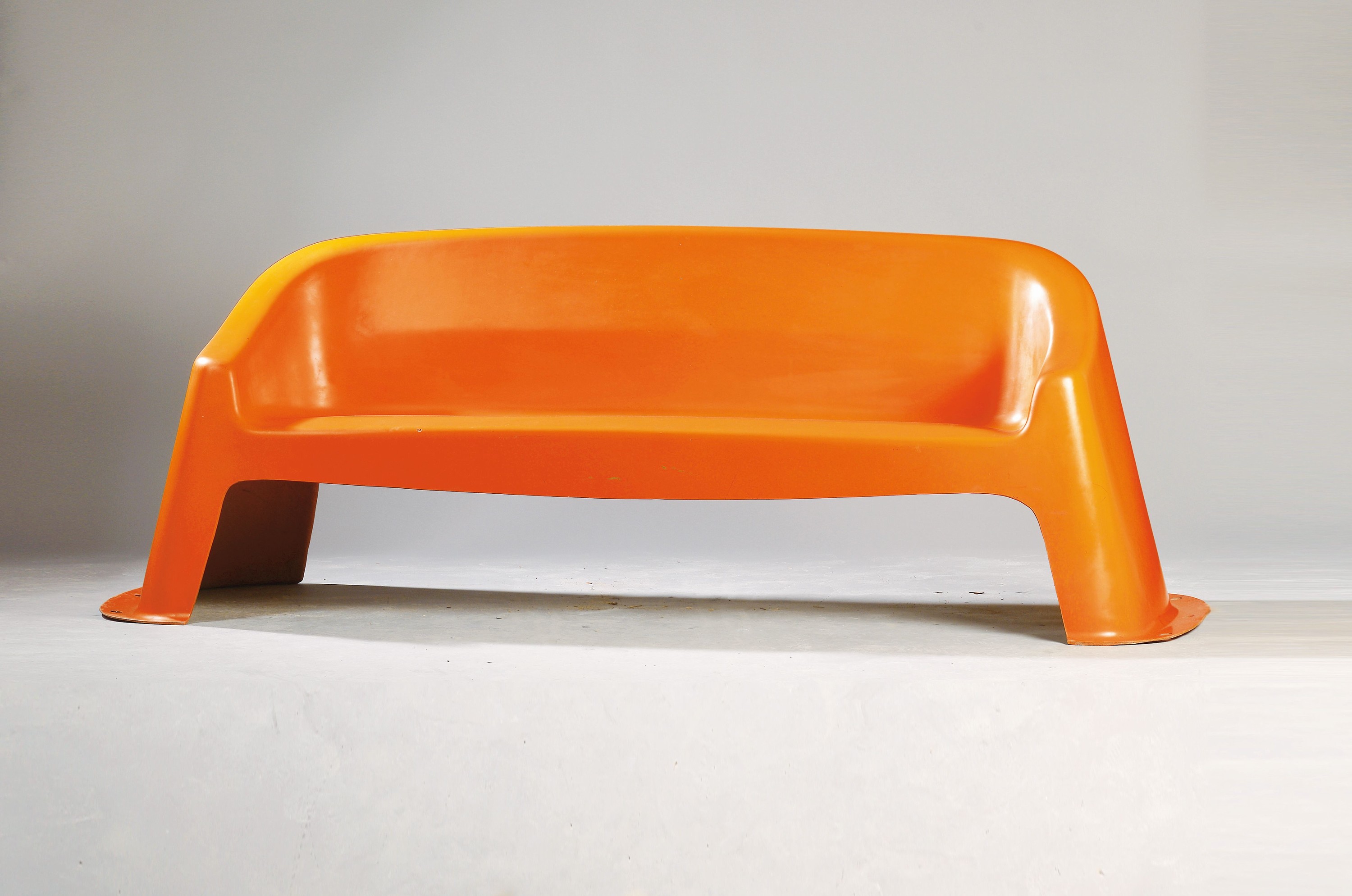 Sitzbank, Keraplay, Keramchemie, 1960er-Jahre , Glasfaser verstärkter Kunststoff, orangefarben, 76x220x70 cm, mit orig. Etikett,Seriennr. 16497, ...