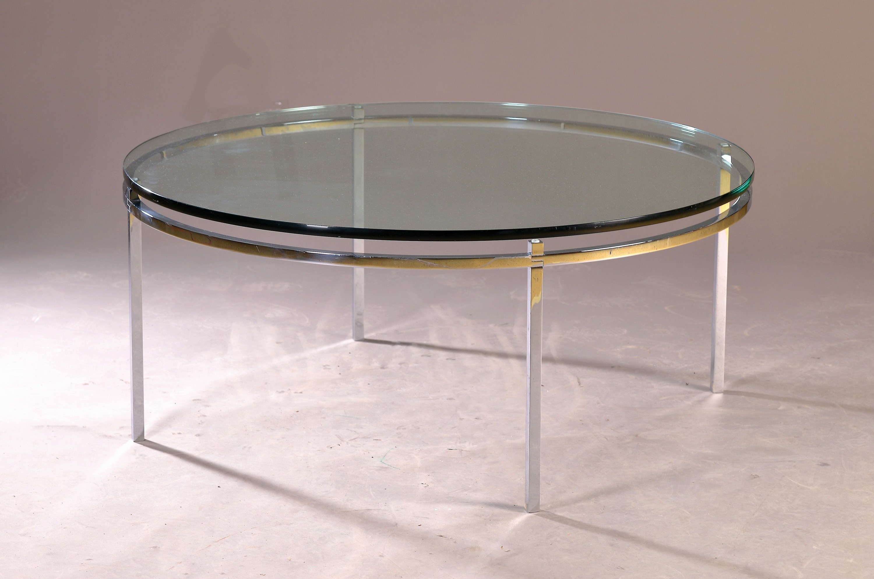 Couchtisch mit dicker Glasplatte, deutsch, 1960/70er-Jahre, verchromtes Vierkant -Stahlgestell, 2 cm dicke Glasplatte, schwere Qualität, guter ...