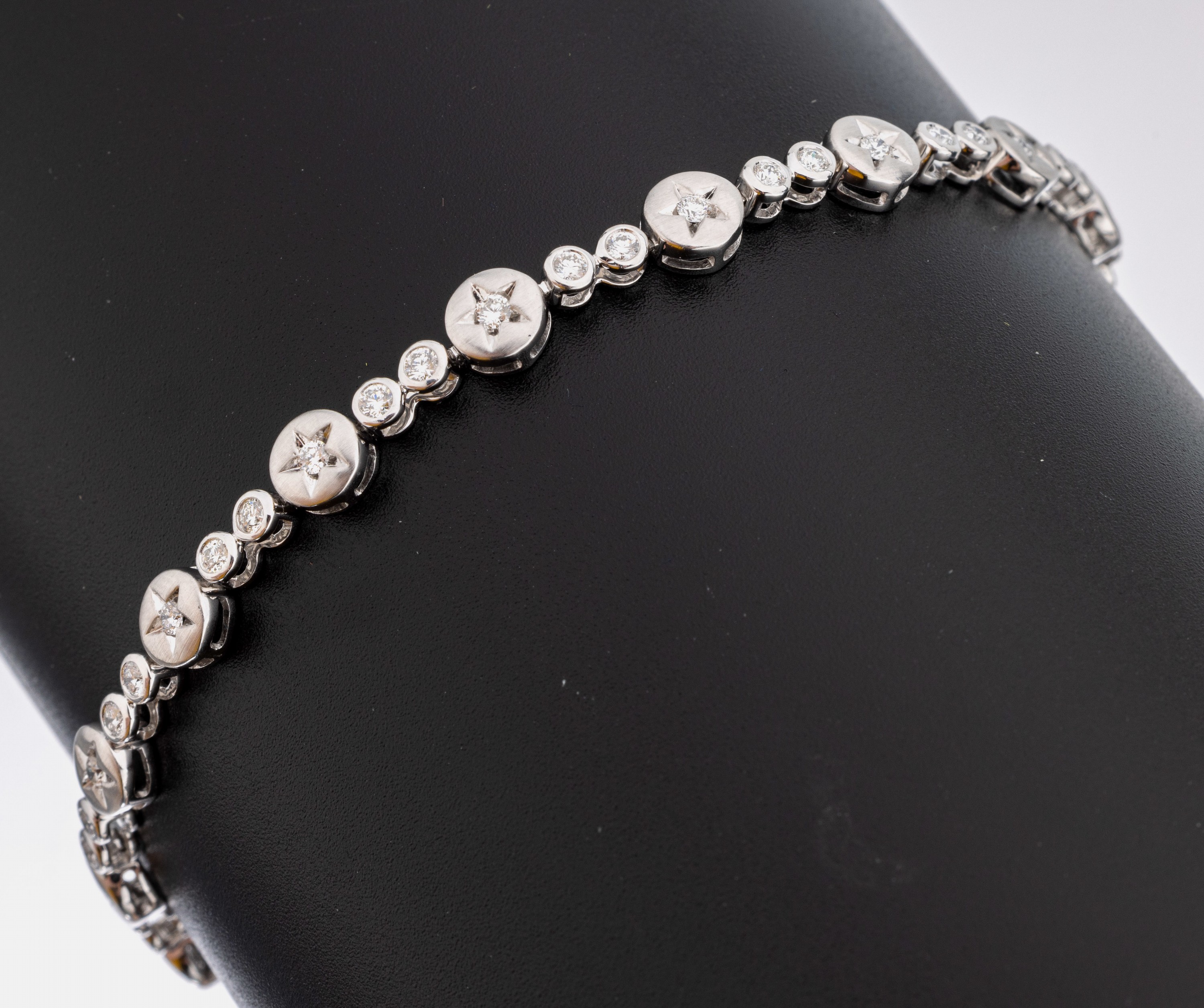 Platin-Brillant-Armband, Platin 950/000, 51 Brillanten zus. ca. 1.02 ct feines Weiß- Weiß/vs-si, ca. 14.5 g, L. ca. 19.5 cm, Kastenschloss mit 2 ...
