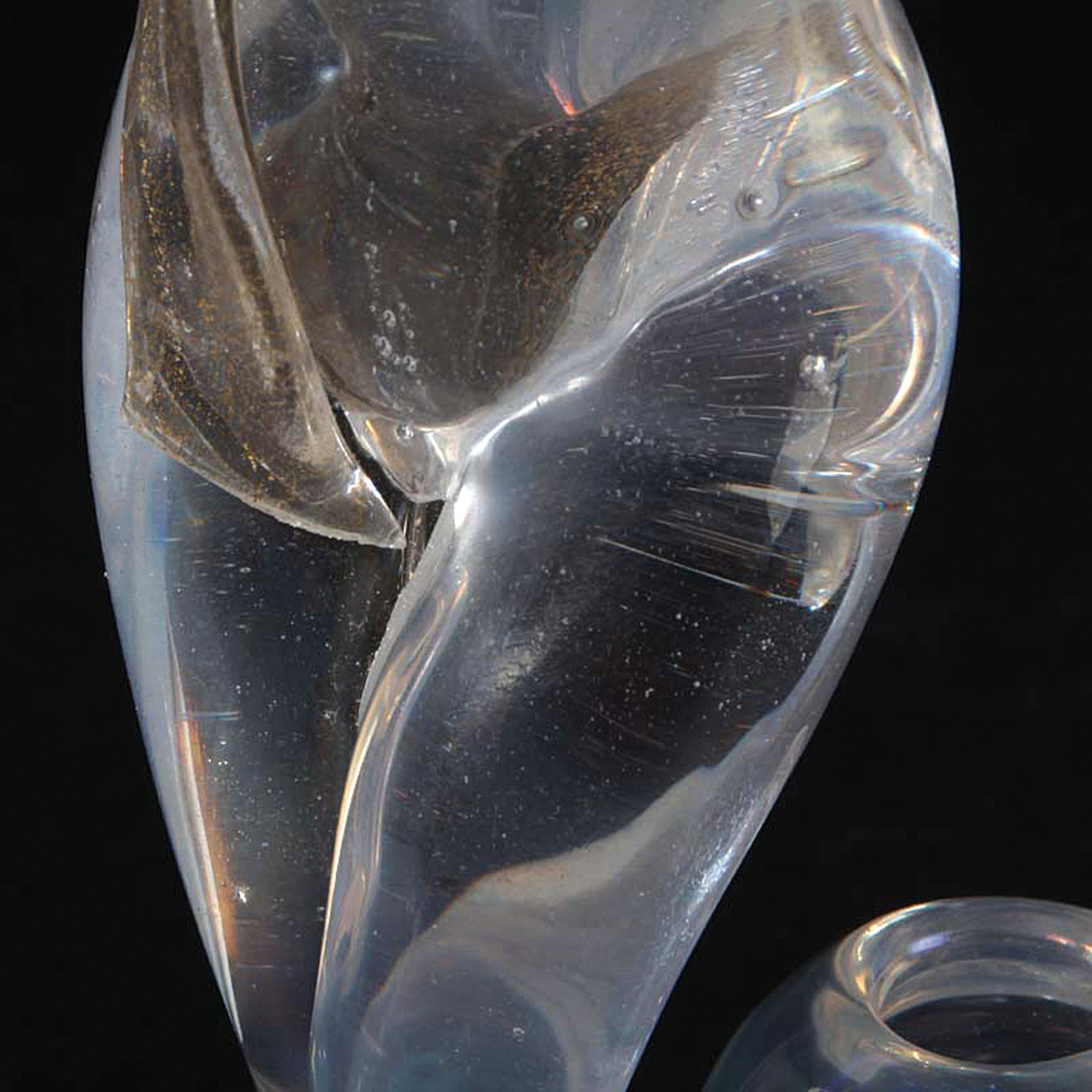 Detail d: Glasskulptur Frau mit Amphore, Alfredo Barbini, Murano, 1950/60er Jahre, farbloses Glas, lüstriert, am Boden signiert, H. ca.40cm