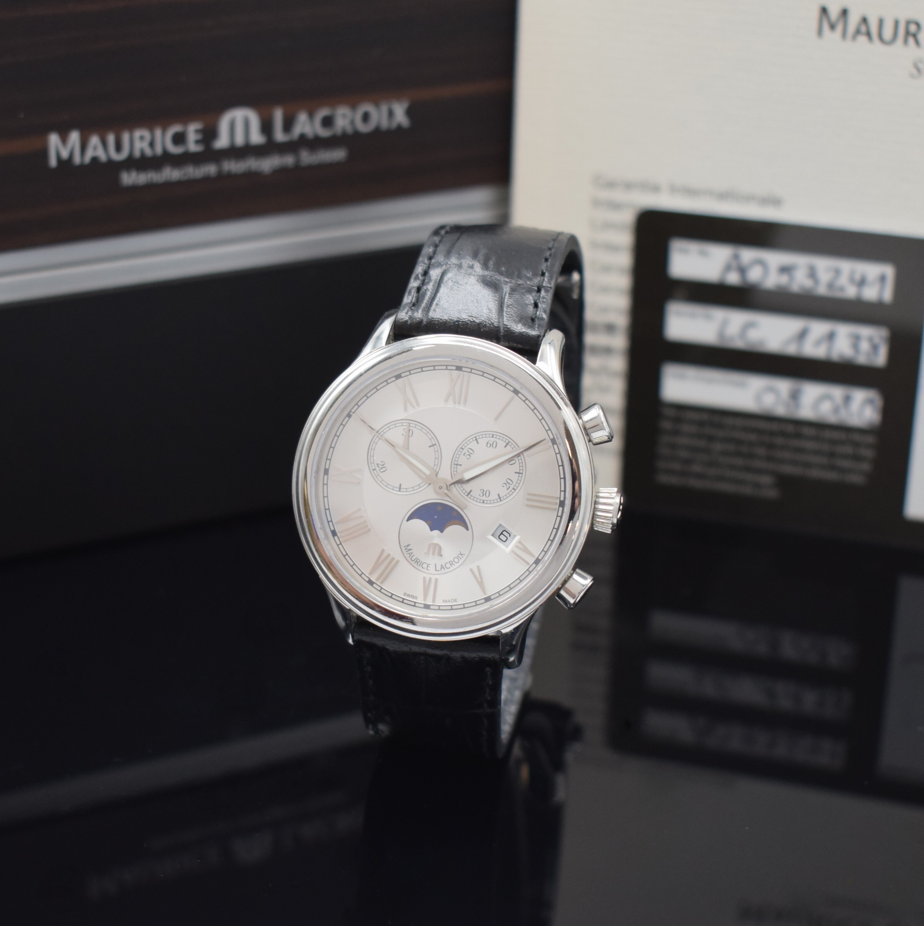 Maurice Lacroix Phase De Lune Herrenchronograph mit Vollkalender in Stahl Referenz LC1138, quarz, Boden aufgedr., Lederband m. orig. Faltschl., silb. ...